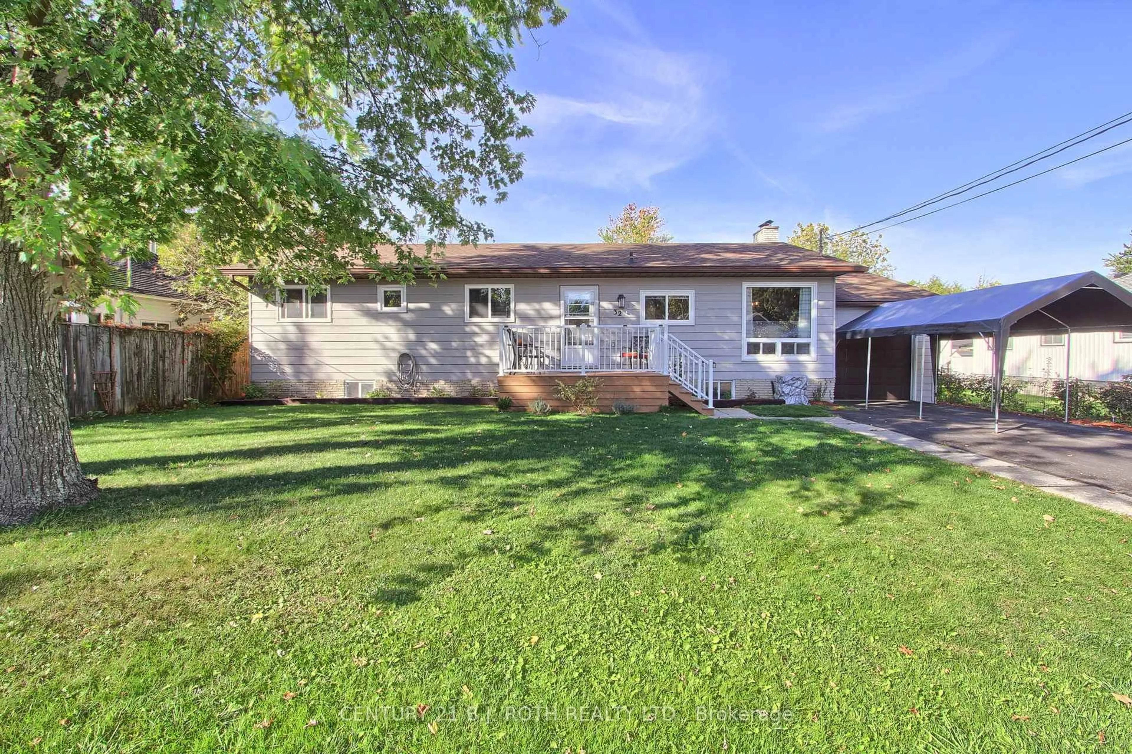A pic from outside/outdoor area/front of a property/back of a property/a pic from drone, street for 32 Franklin Beach Rd, Georgina Ontario L0E 1L0