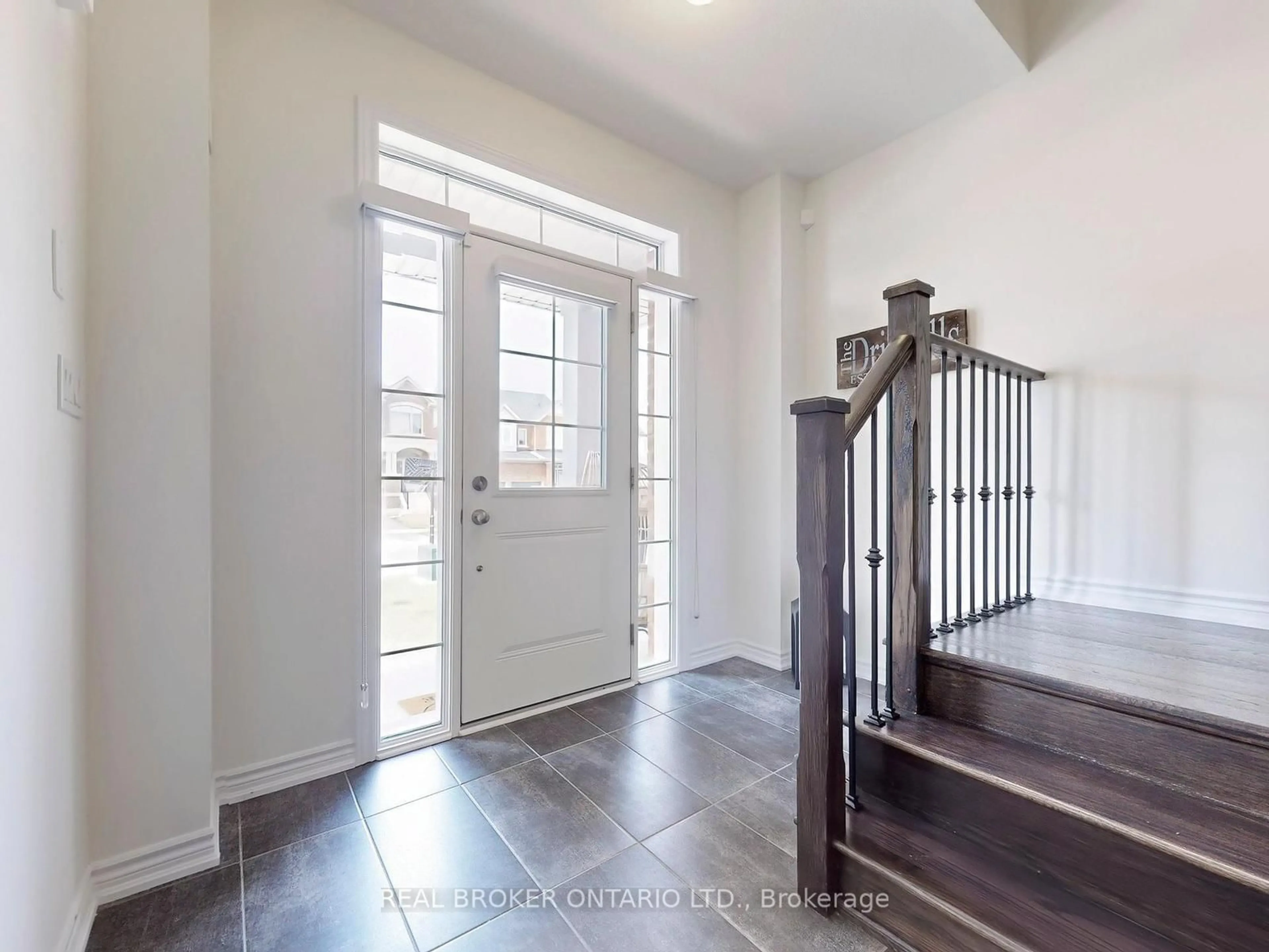 Indoor entryway for 1347 Stevens Rd, Innisfil Ontario L9S 0P4