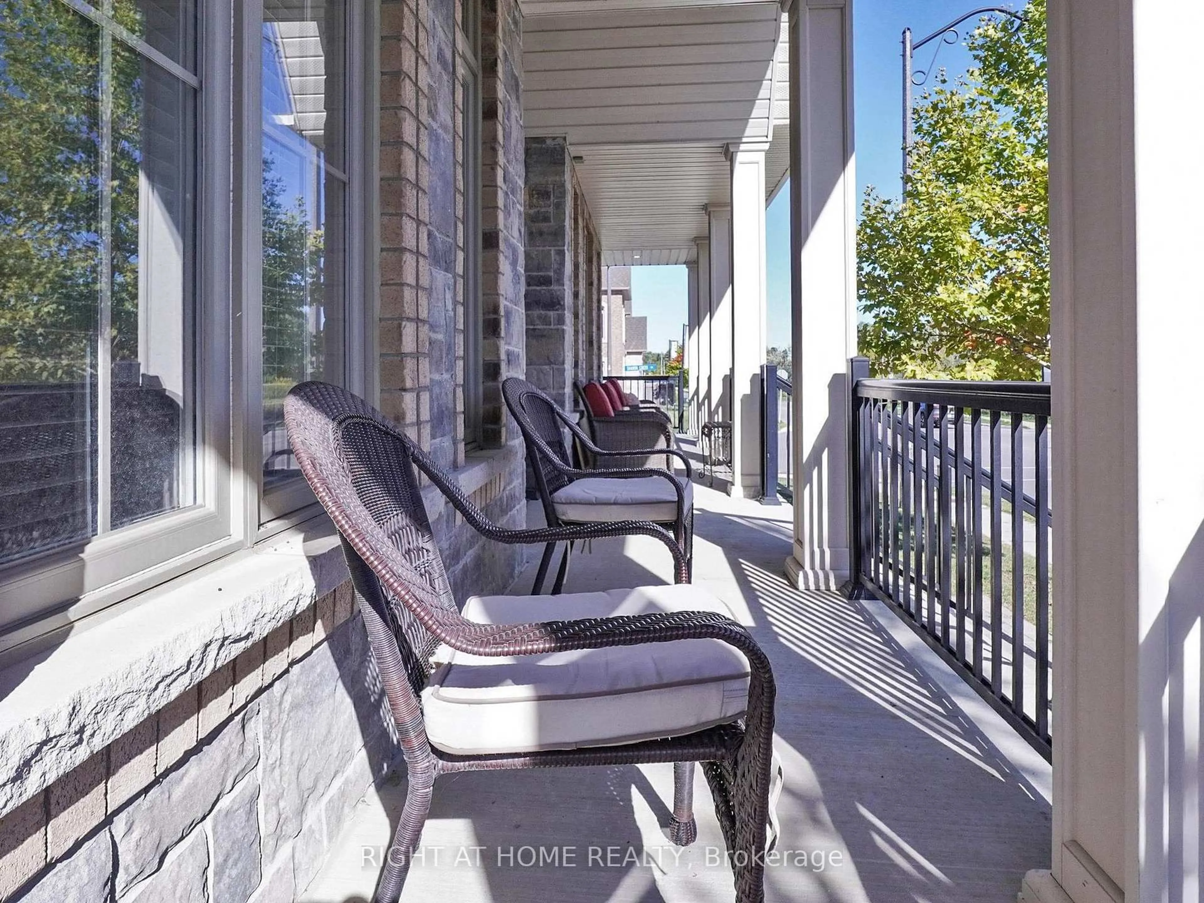 Patio, street for 176 Sharon Creek Dr, East Gwillimbury Ontario L9N 0P9