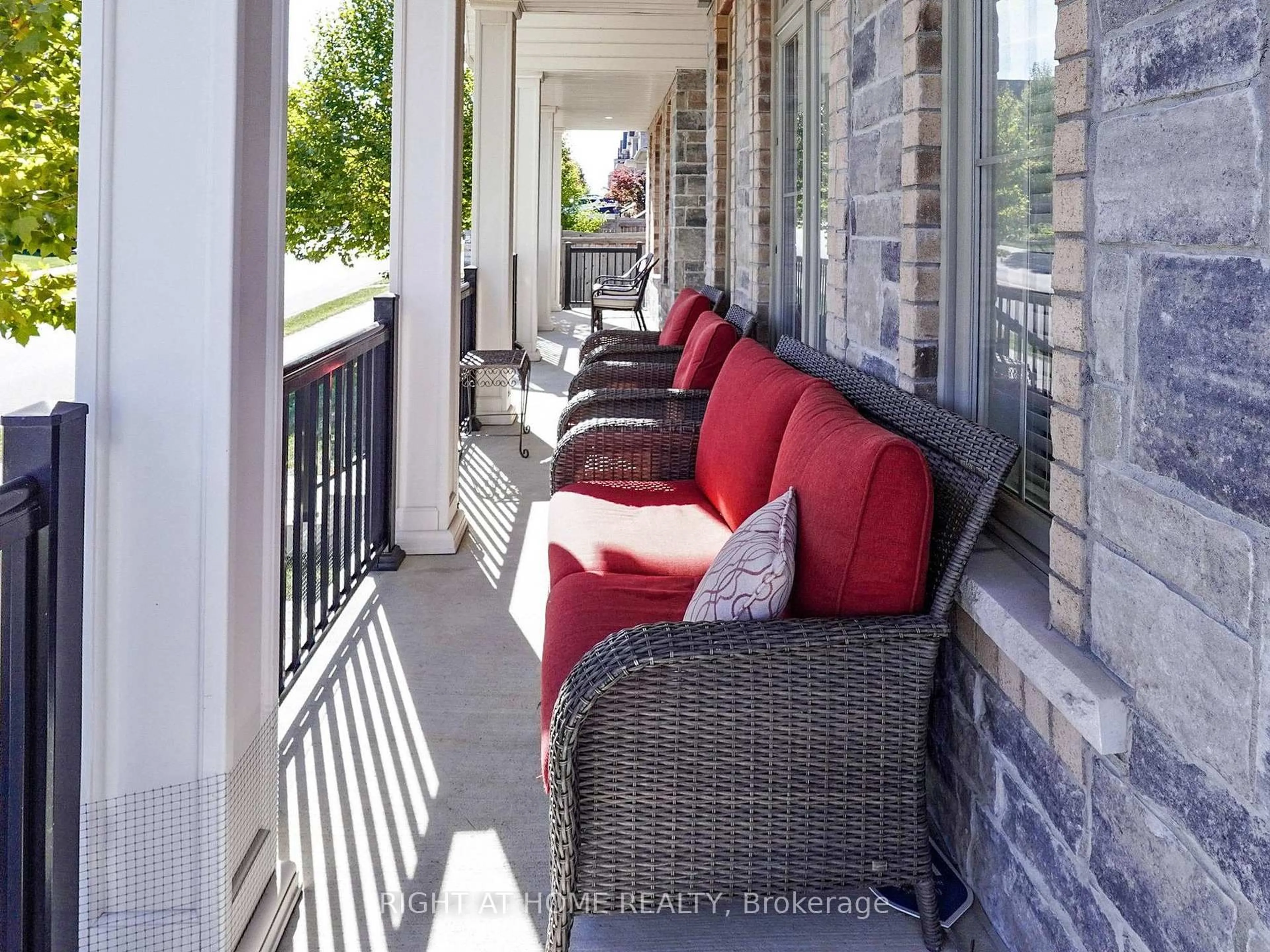 Patio, street for 176 Sharon Creek Dr, East Gwillimbury Ontario L9N 0P9