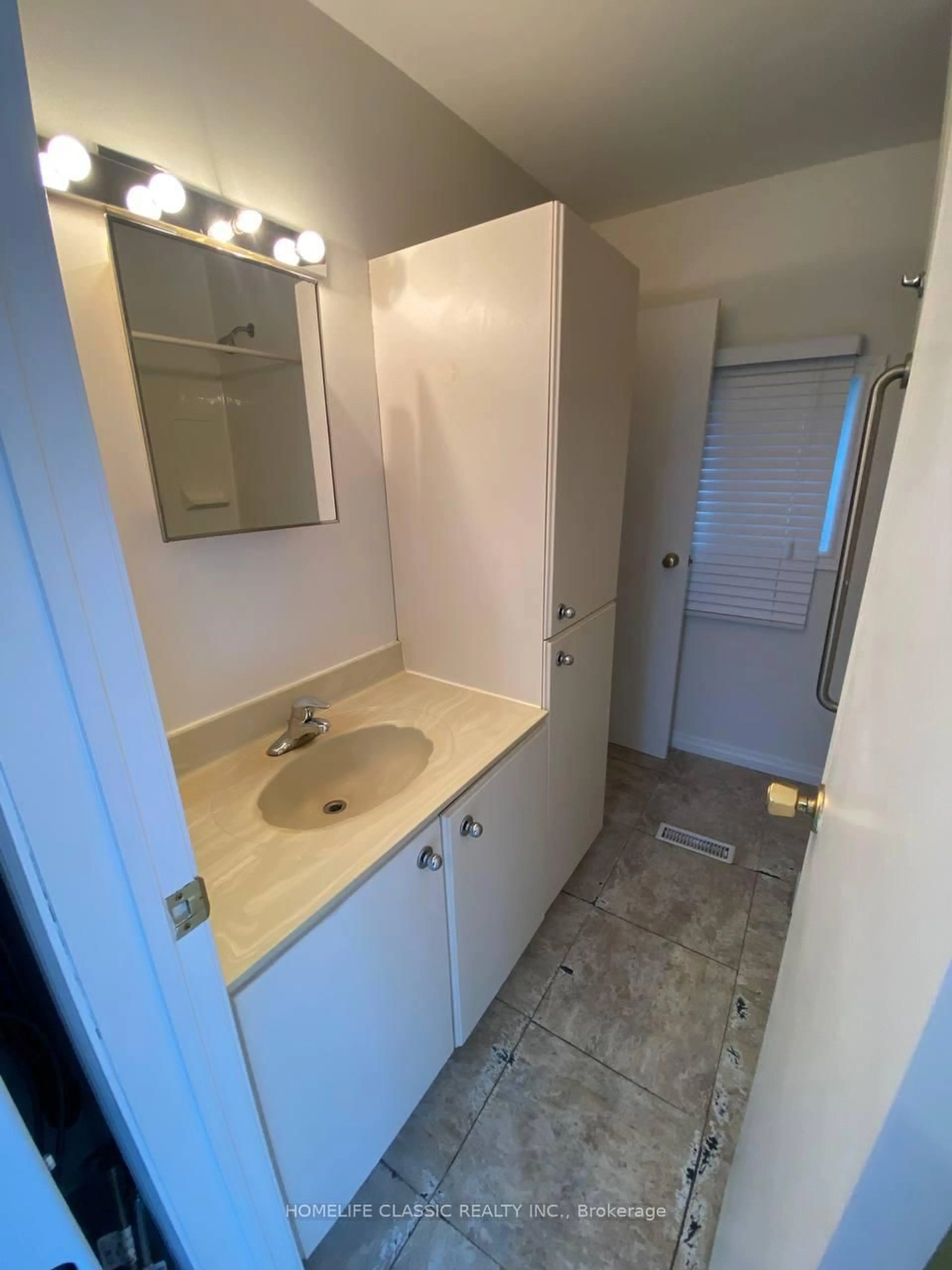 Standard bathroom, unknown for 226 Royal Rd, Georgina Ontario L4P 2T7