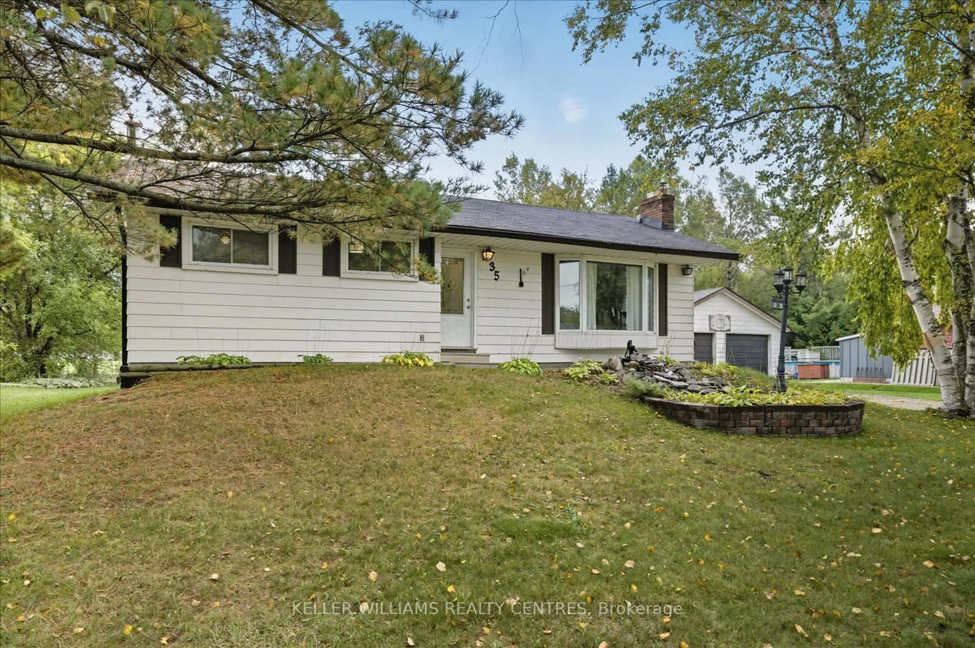 A pic from outside/outdoor area/front of a property/back of a property/a pic from drone, unknown for 35 Regent St, Georgina Ontario L0E 1N0