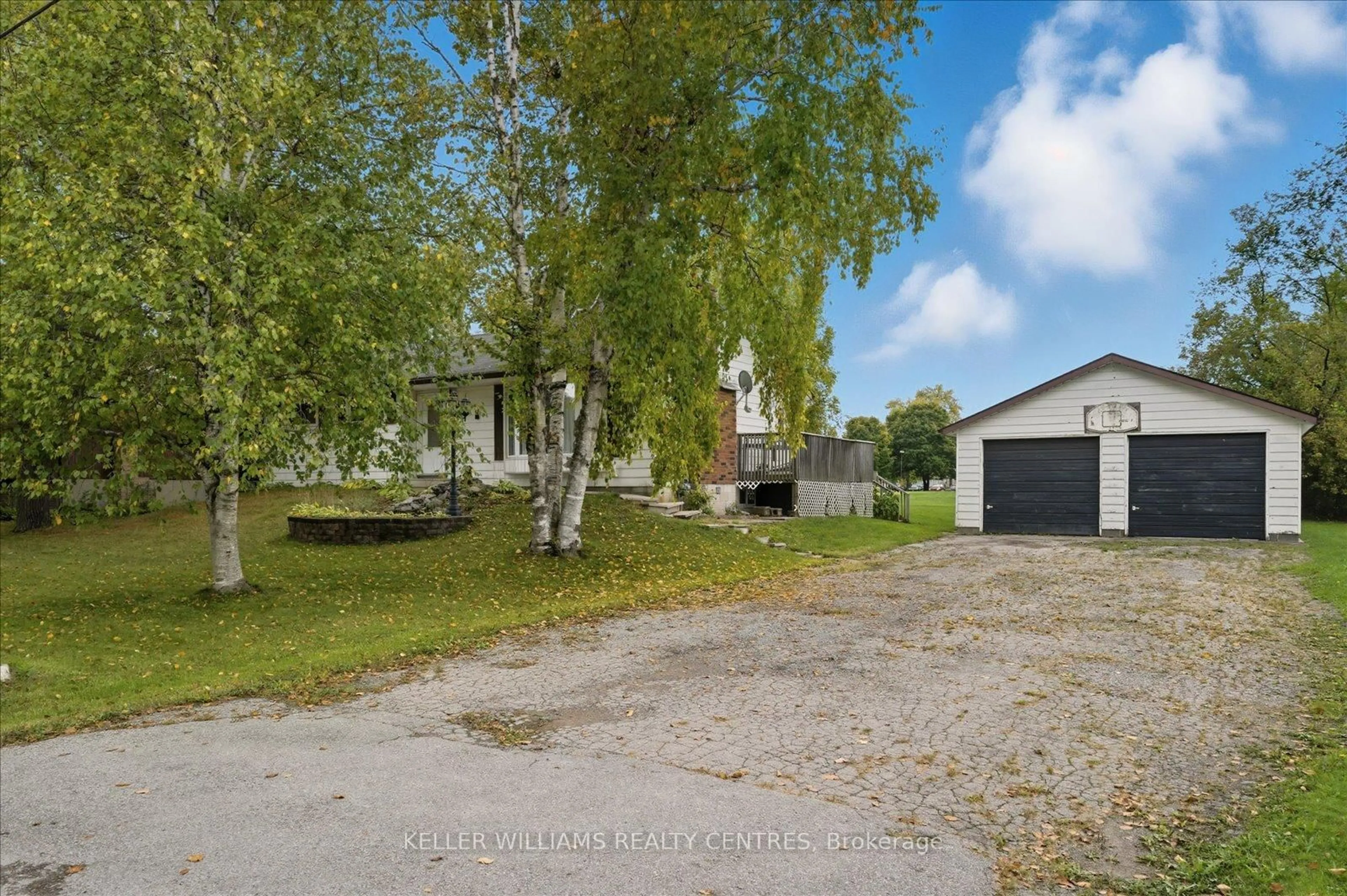 A pic from outside/outdoor area/front of a property/back of a property/a pic from drone, street for 35 Regent St, Georgina Ontario L0E 1N0