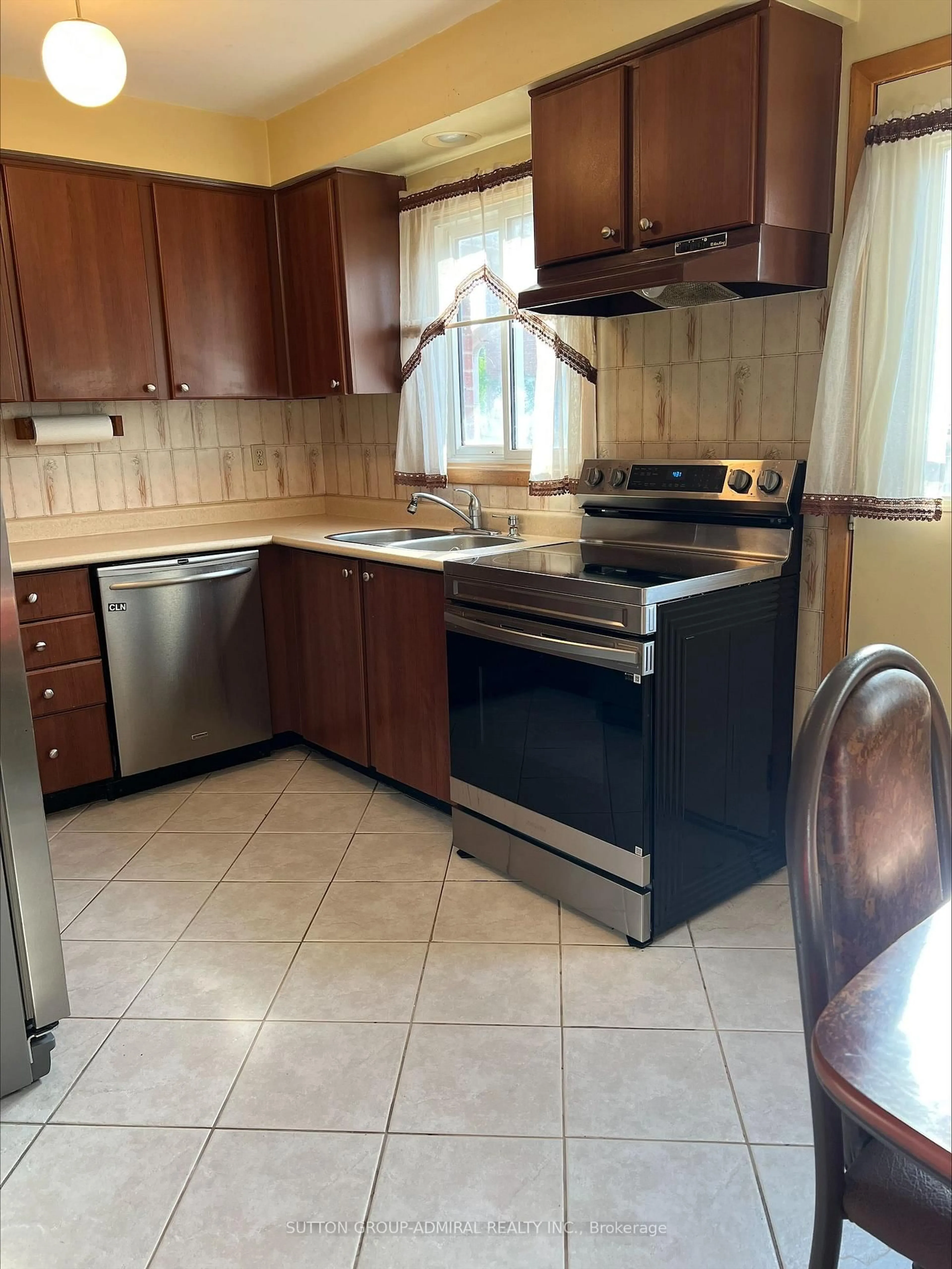 Standard kitchen, ceramic/tile floor for 14 Prairie Dunes Pl, Vaughan Ontario L4K 2E4