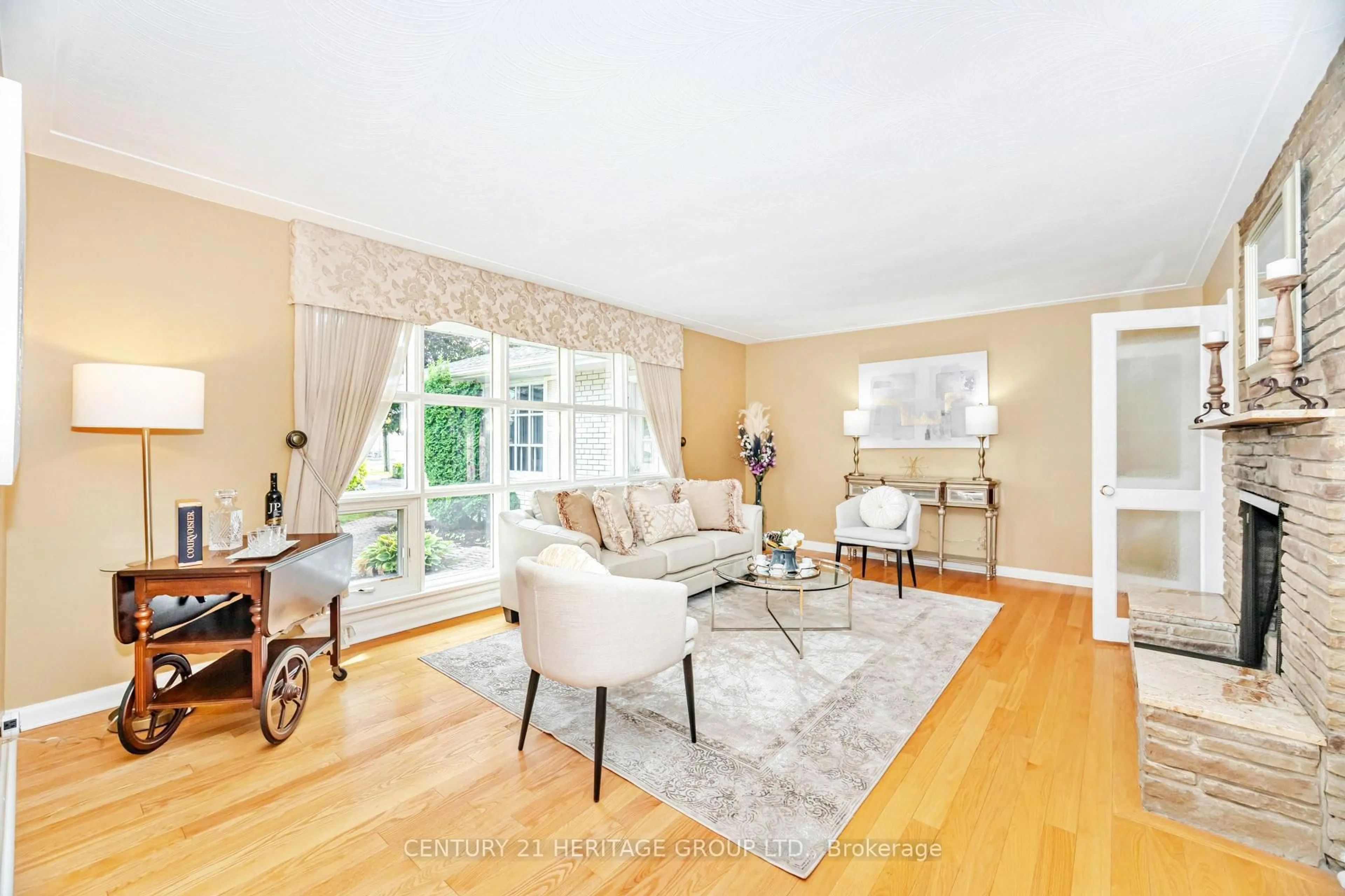 Living room with furniture, unknown for 22 Poplar Dr, Richmond Hill Ontario L4E 2X6