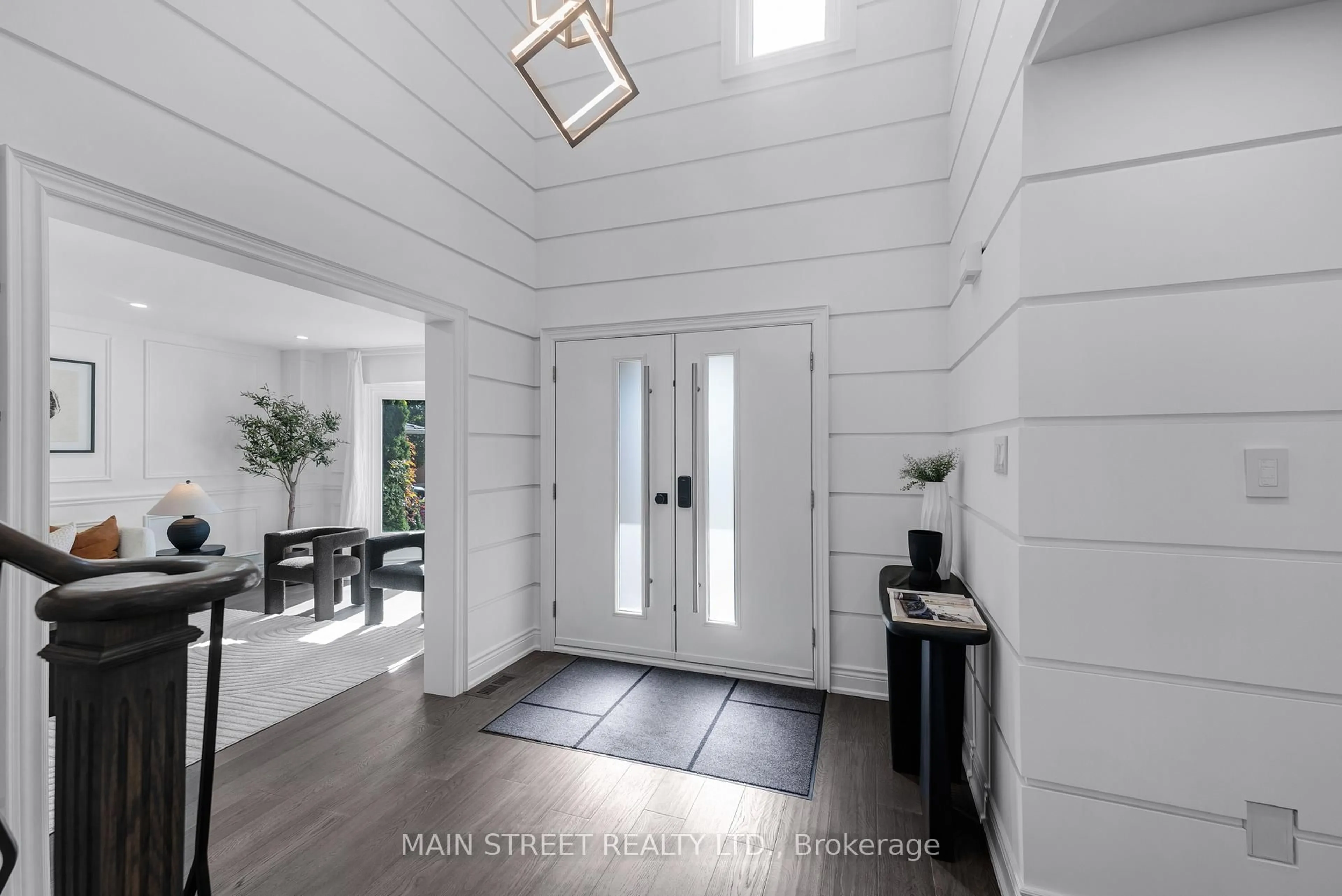 Indoor entryway for 36 Nelson Circ, Newmarket Ontario L3X 1R2