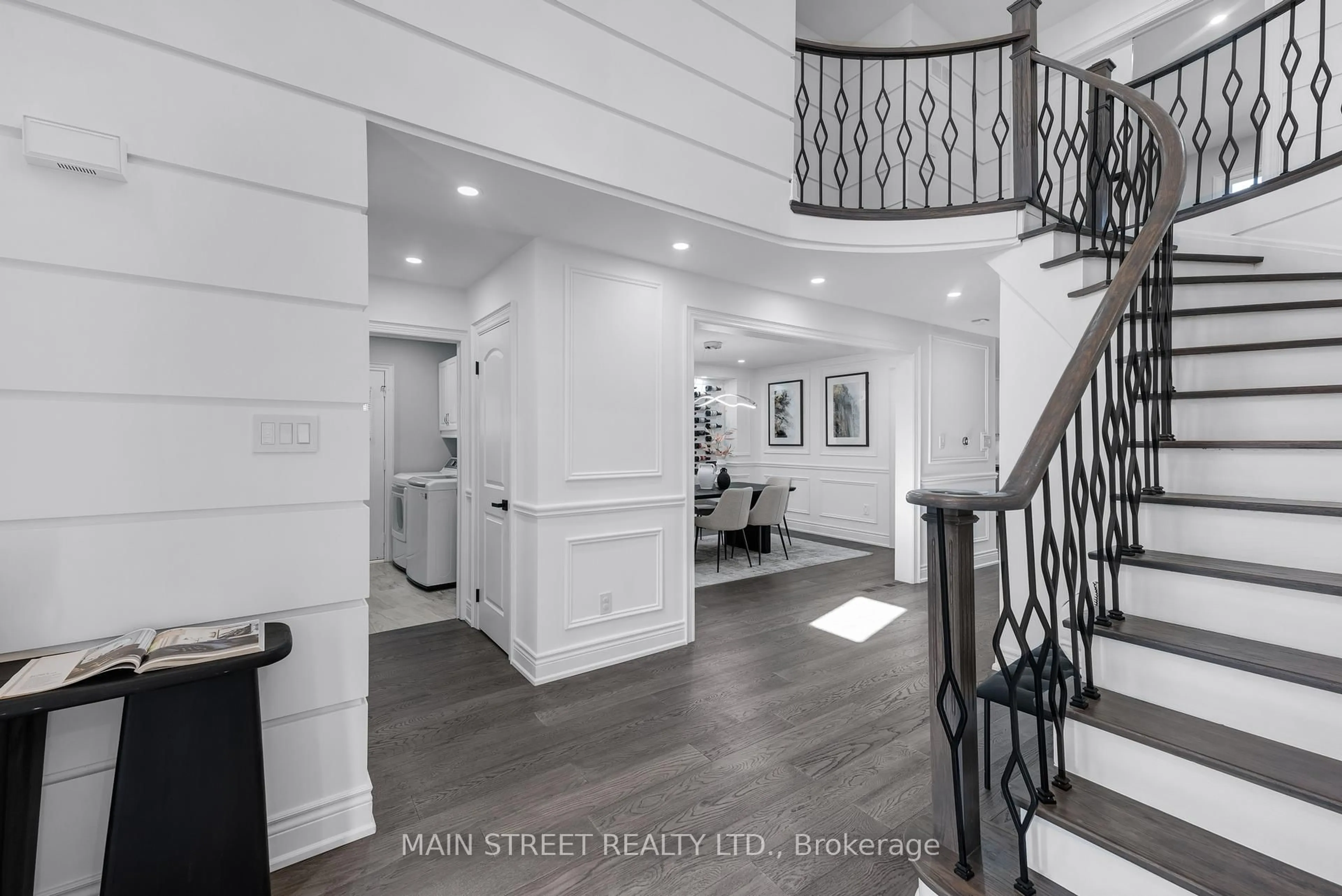 Indoor entryway for 36 Nelson Circ, Newmarket Ontario L3X 1R2