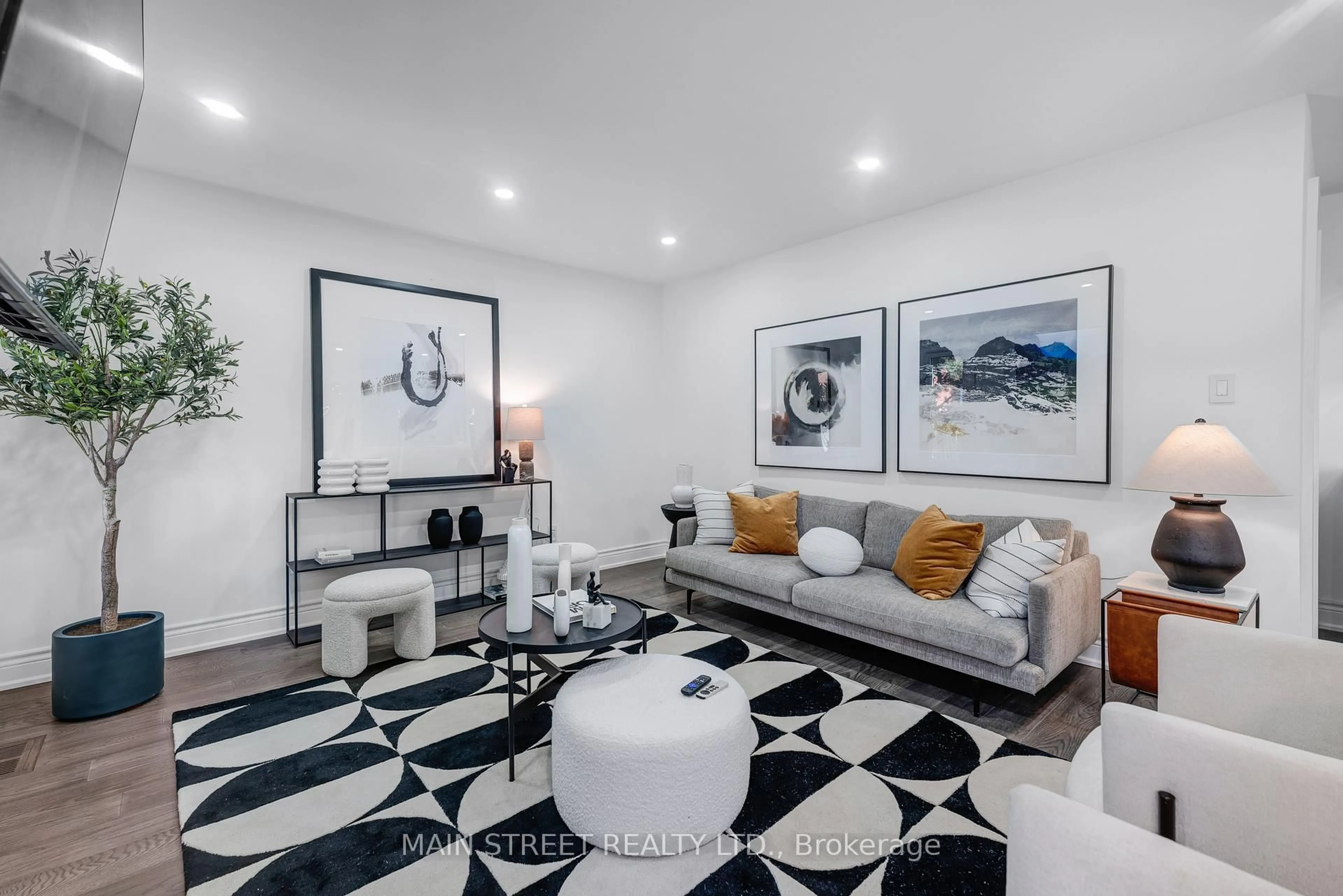 Living room with furniture, unknown for 36 Nelson Circ, Newmarket Ontario L3X 1R2