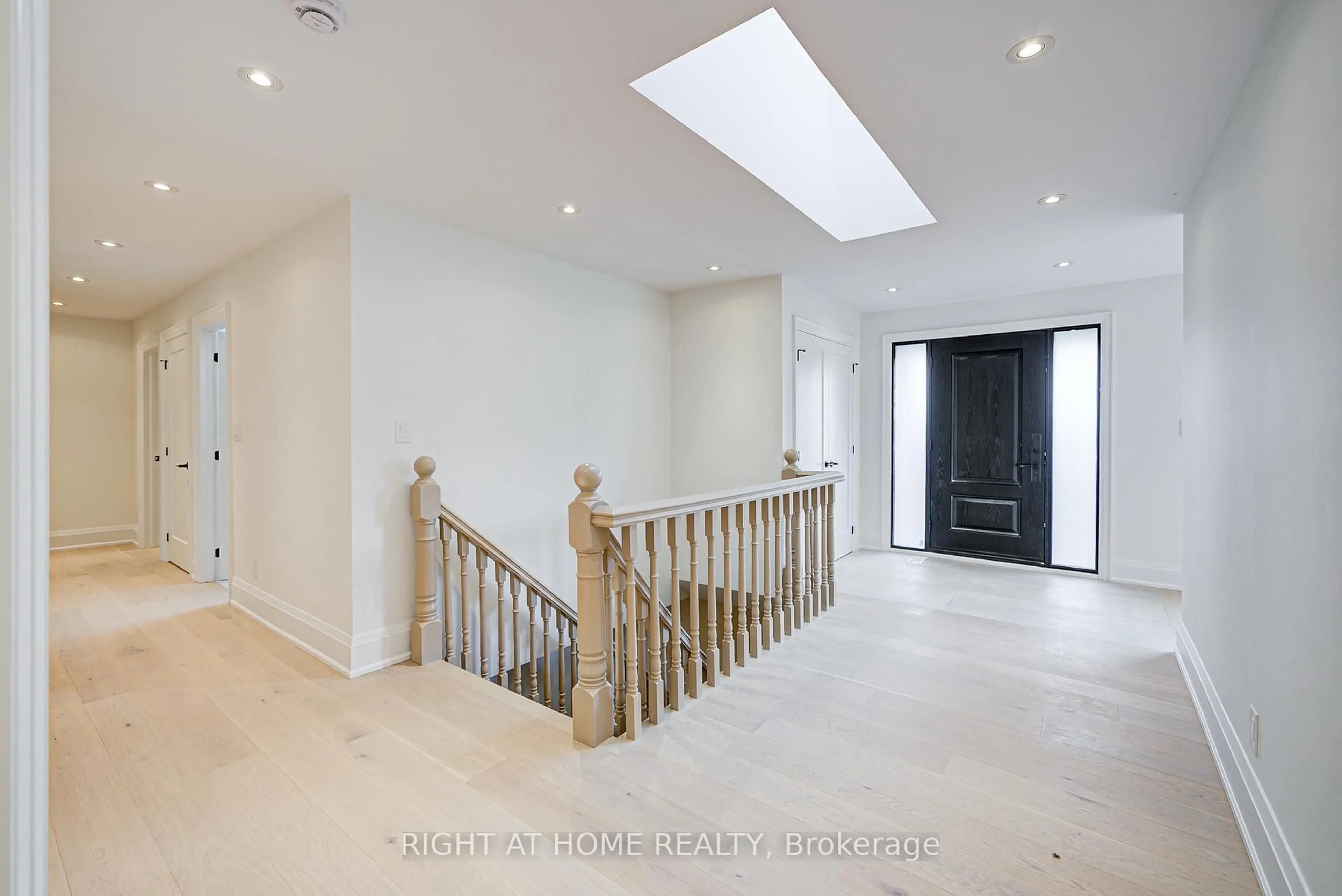 Indoor foyer for 26375 Woodbine Ave, Georgina Ontario L4P 3E9