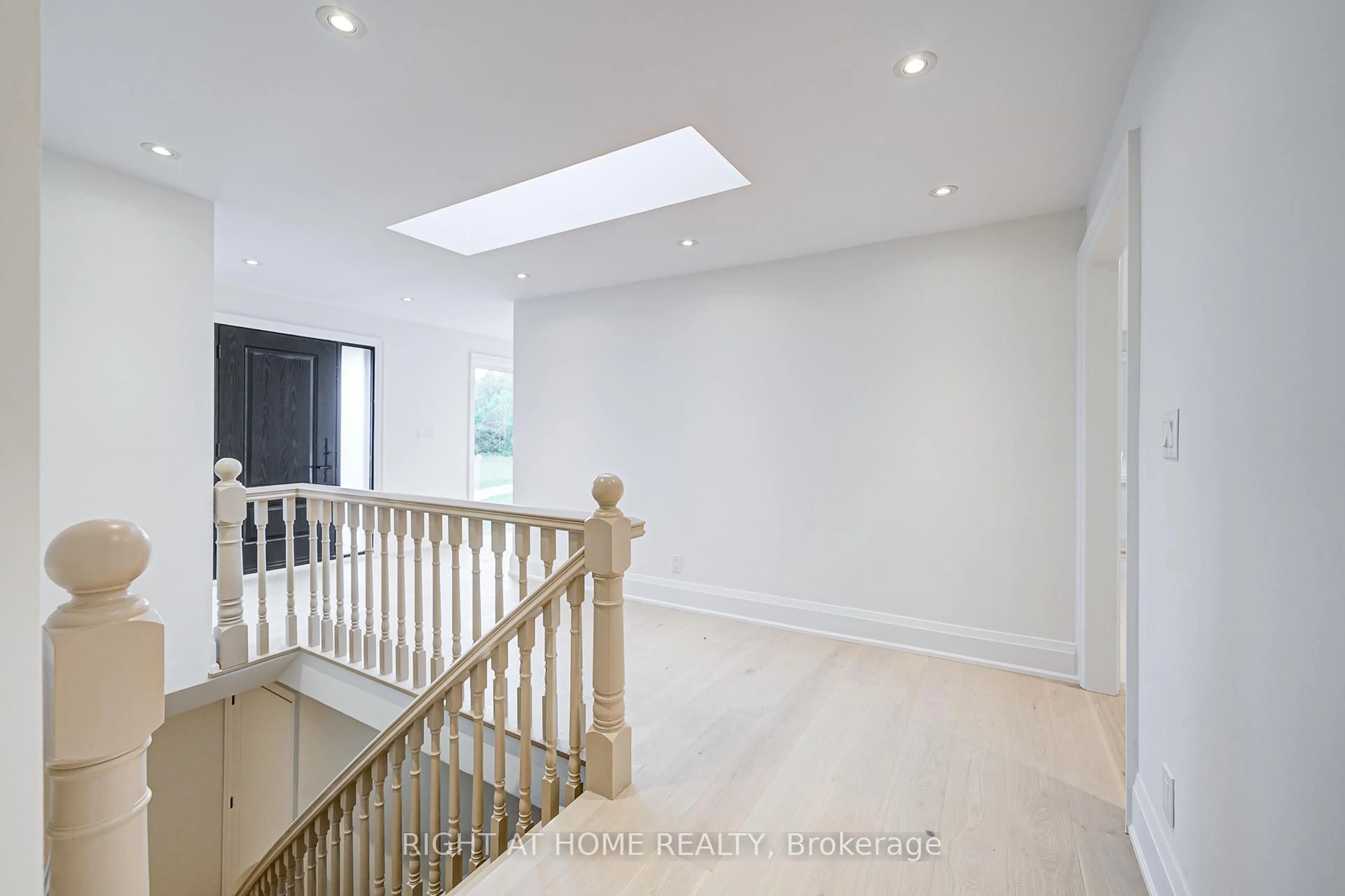 Indoor foyer for 26375 Woodbine Ave, Georgina Ontario L4P 3E9