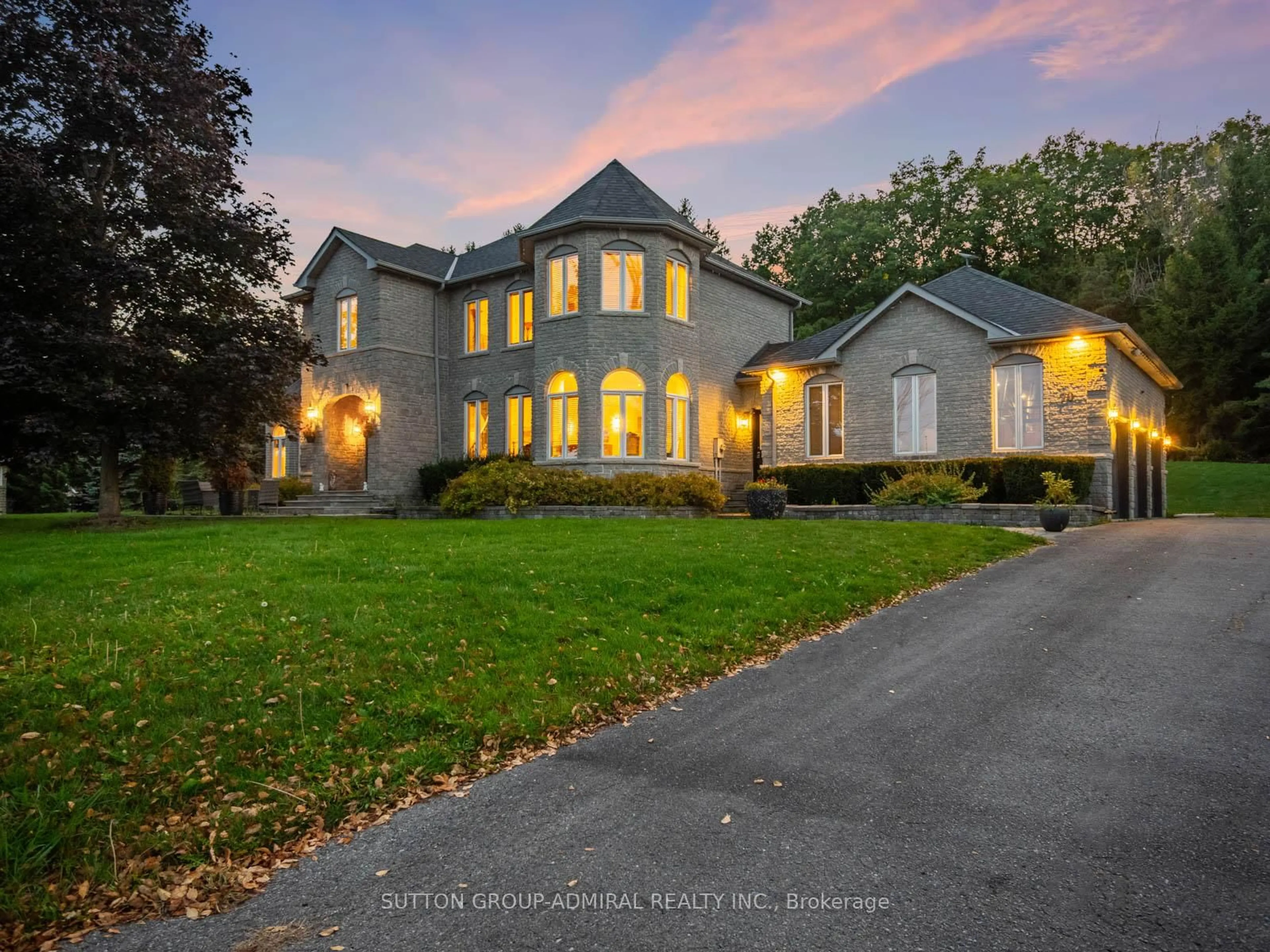 A pic from outside/outdoor area/front of a property/back of a property/a pic from drone, street for 70 Kilkenny Tr, Bradford West Gwillimbury Ontario L3Z 3C5