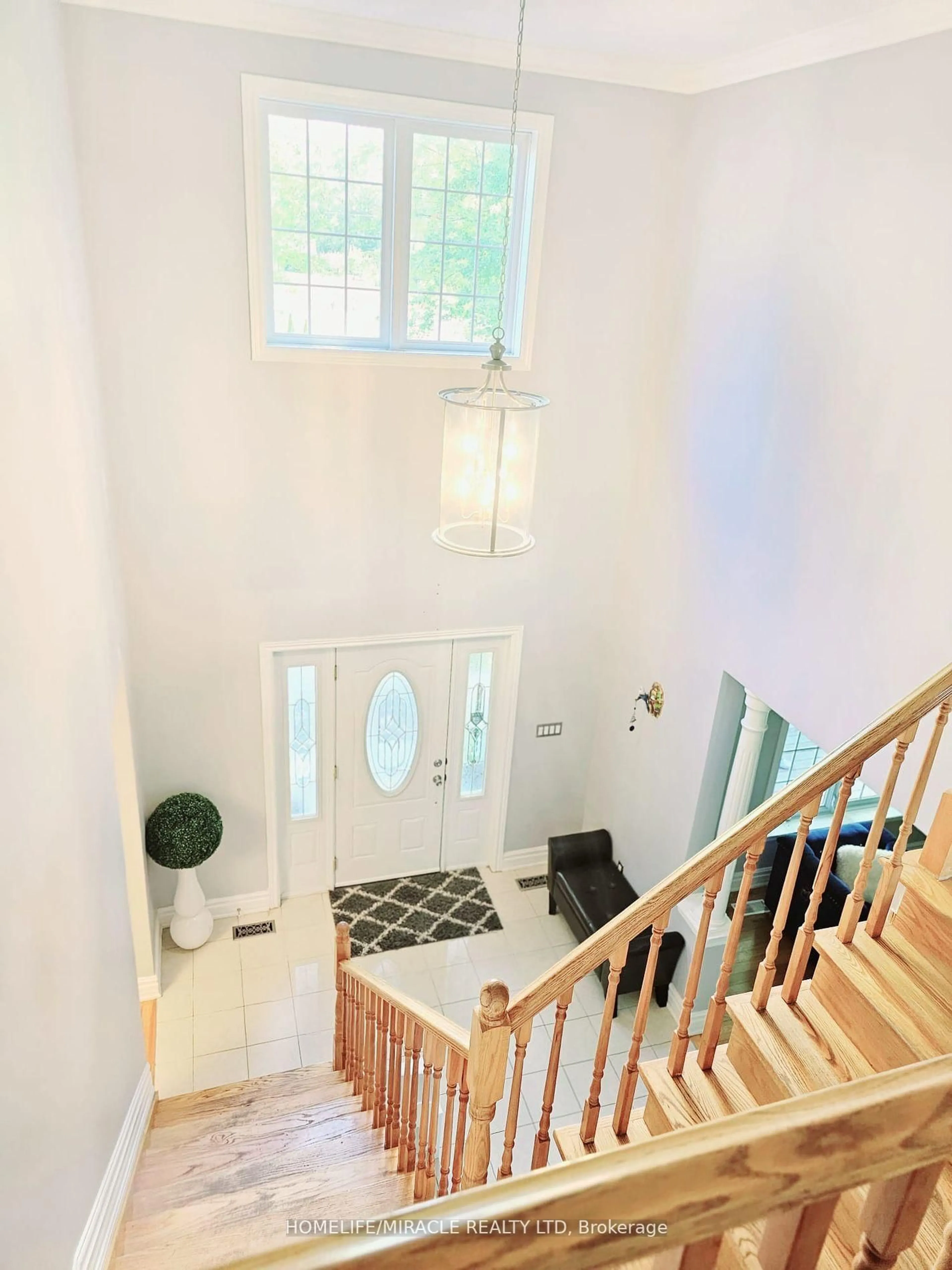 Indoor entryway for 7268 9th Line, New Tecumseth Ontario L0G 1A0
