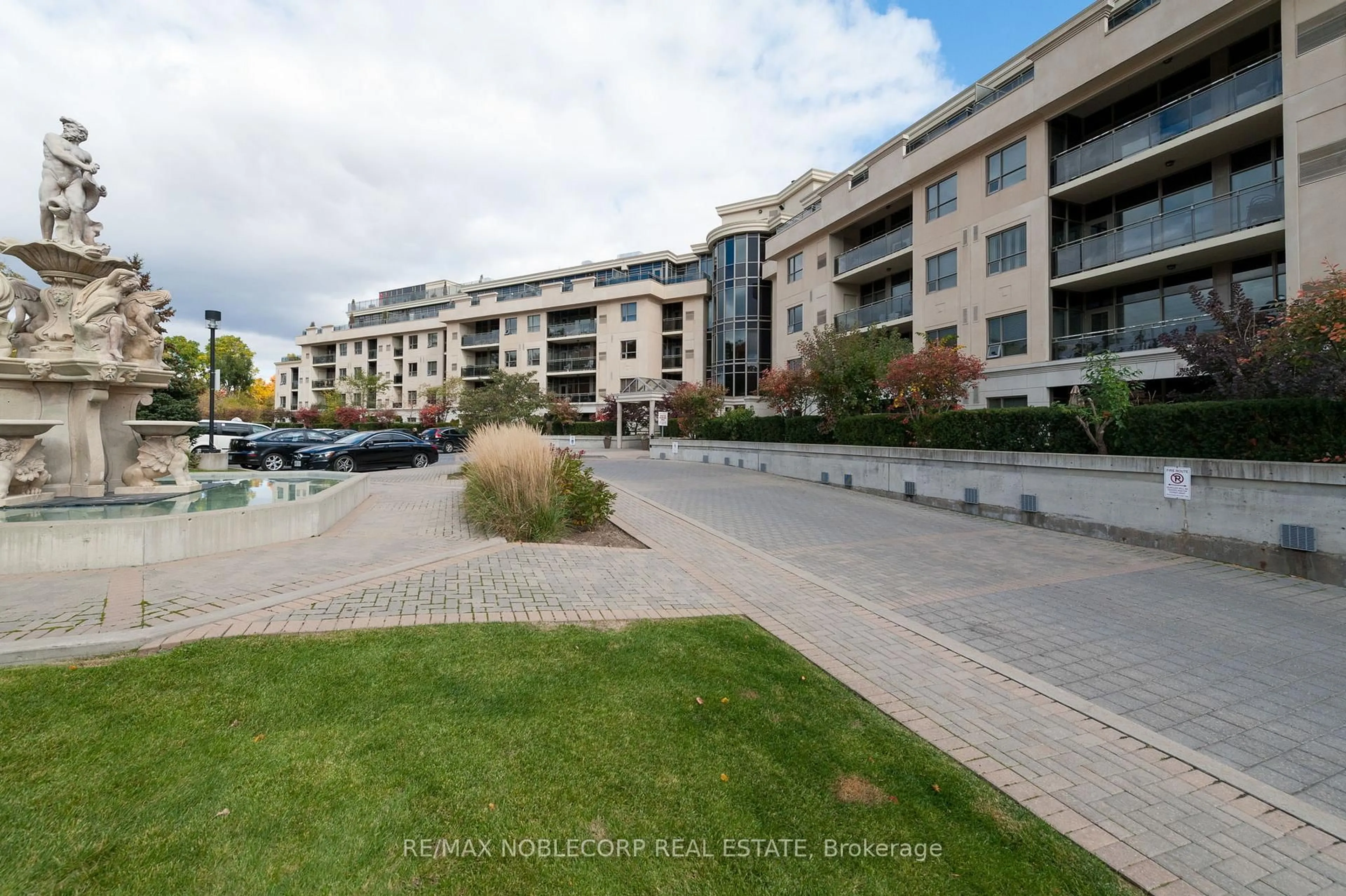 A pic from outside/outdoor area/front of a property/back of a property/a pic from drone, street for 8201 Islington Ave #421, Vaughan Ontario L4L 9S6