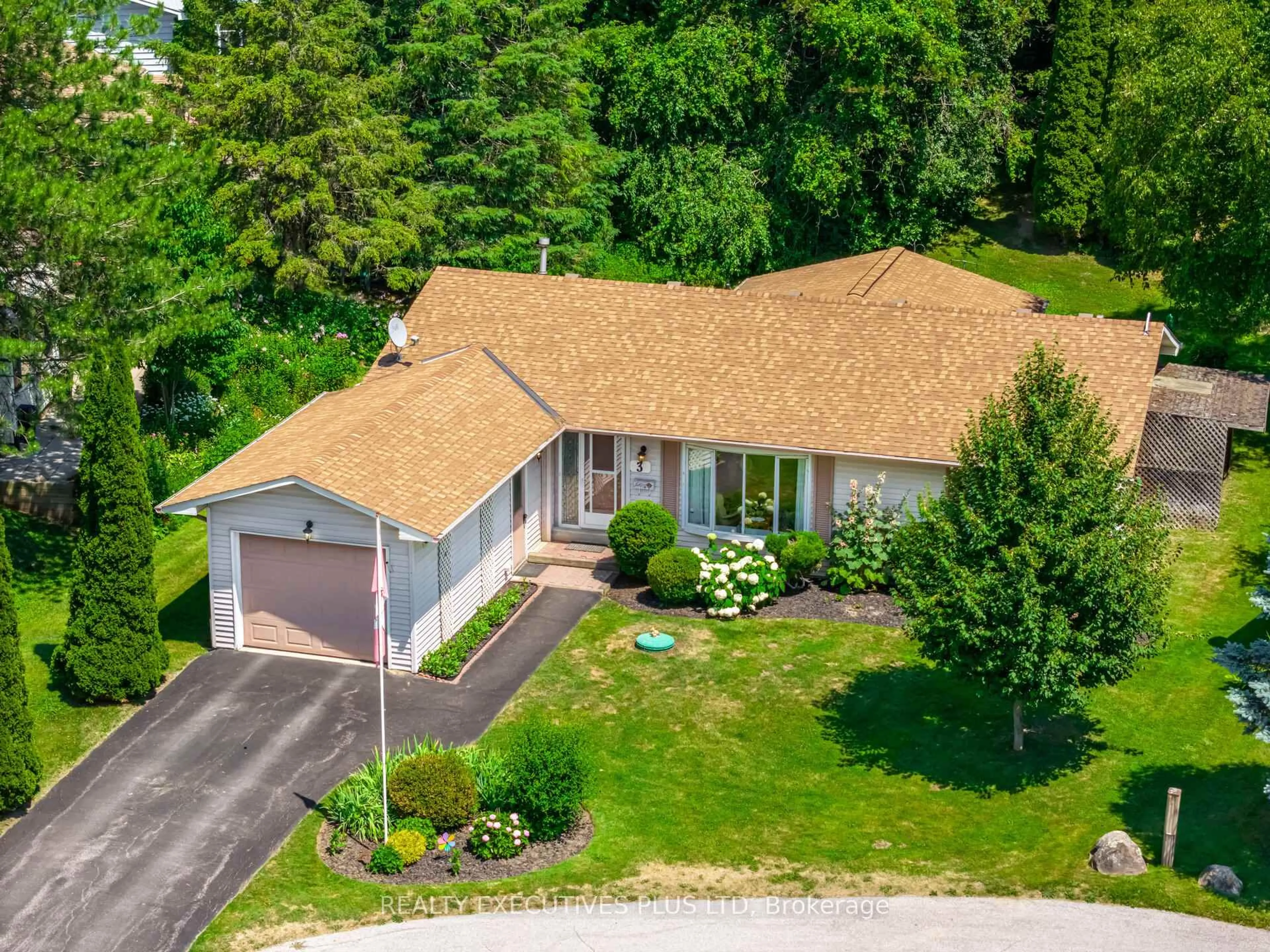 A pic from outside/outdoor area/front of a property/back of a property/a pic from drone, street for 3 Pineview Crt, New Tecumseth Ontario L0G 1W0