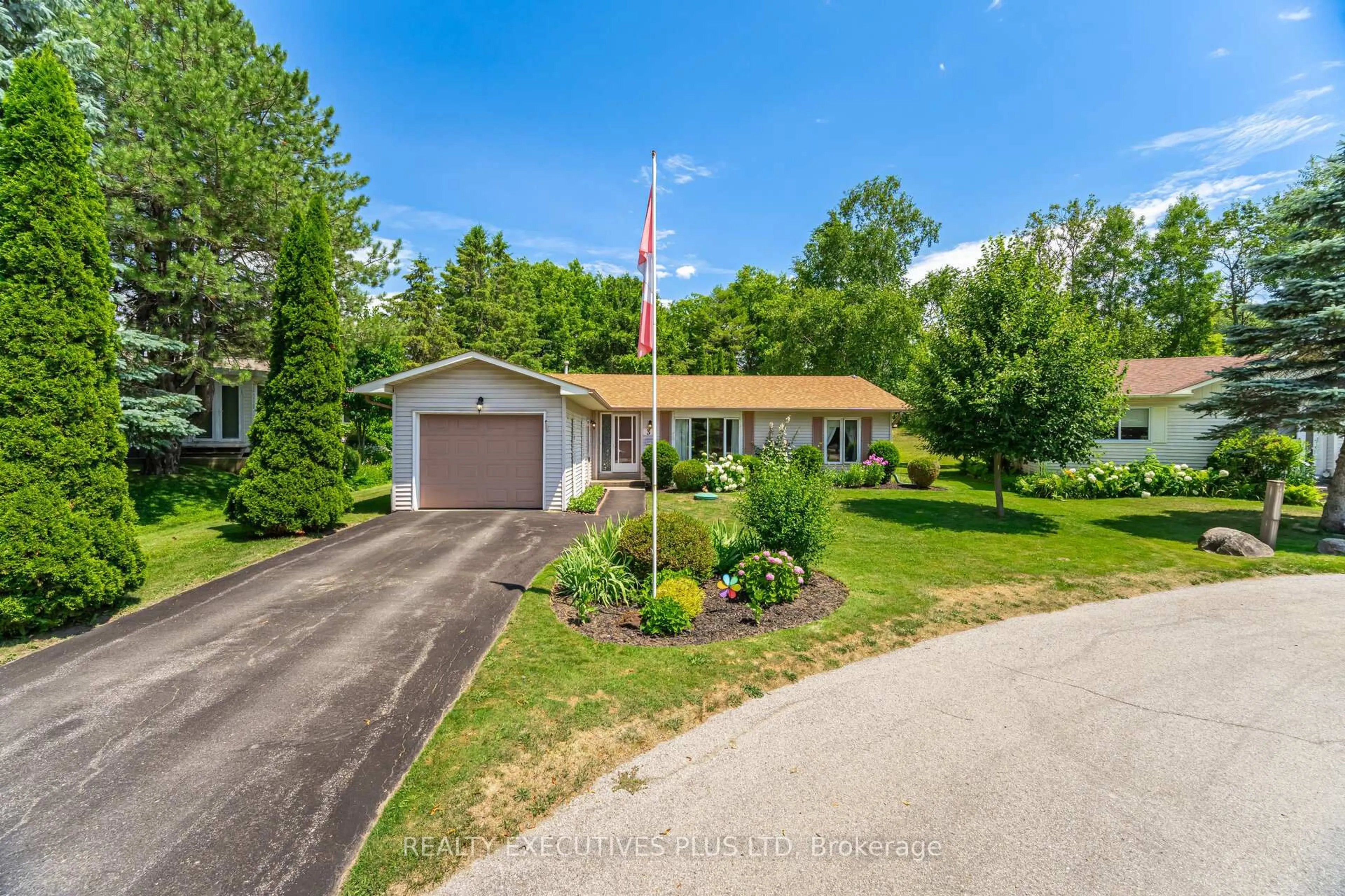 A pic from outside/outdoor area/front of a property/back of a property/a pic from drone, street for 3 Pineview Crt, New Tecumseth Ontario L0G 1W0