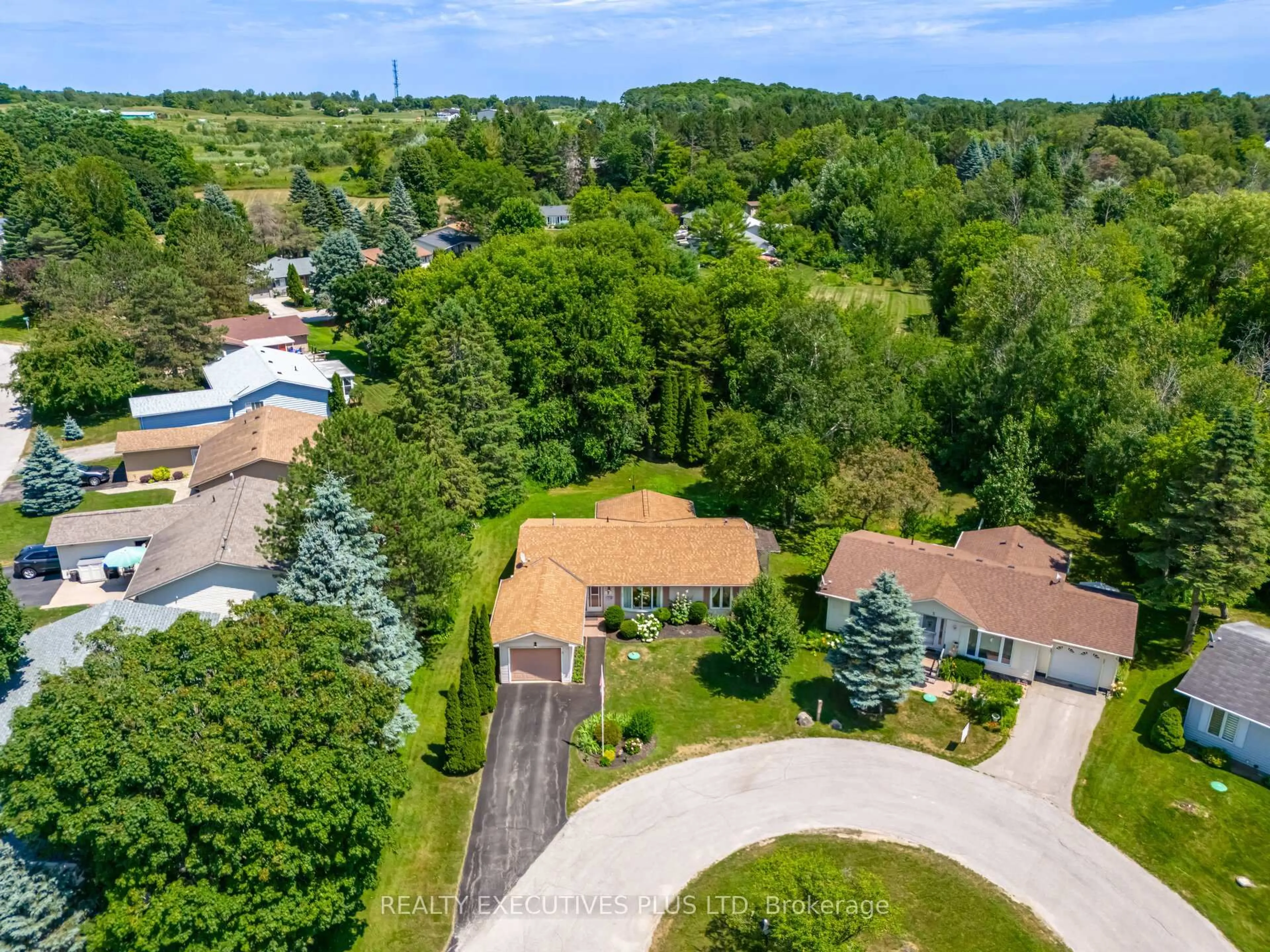 A pic from outside/outdoor area/front of a property/back of a property/a pic from drone, street for 3 Pineview Crt, New Tecumseth Ontario L0G 1W0