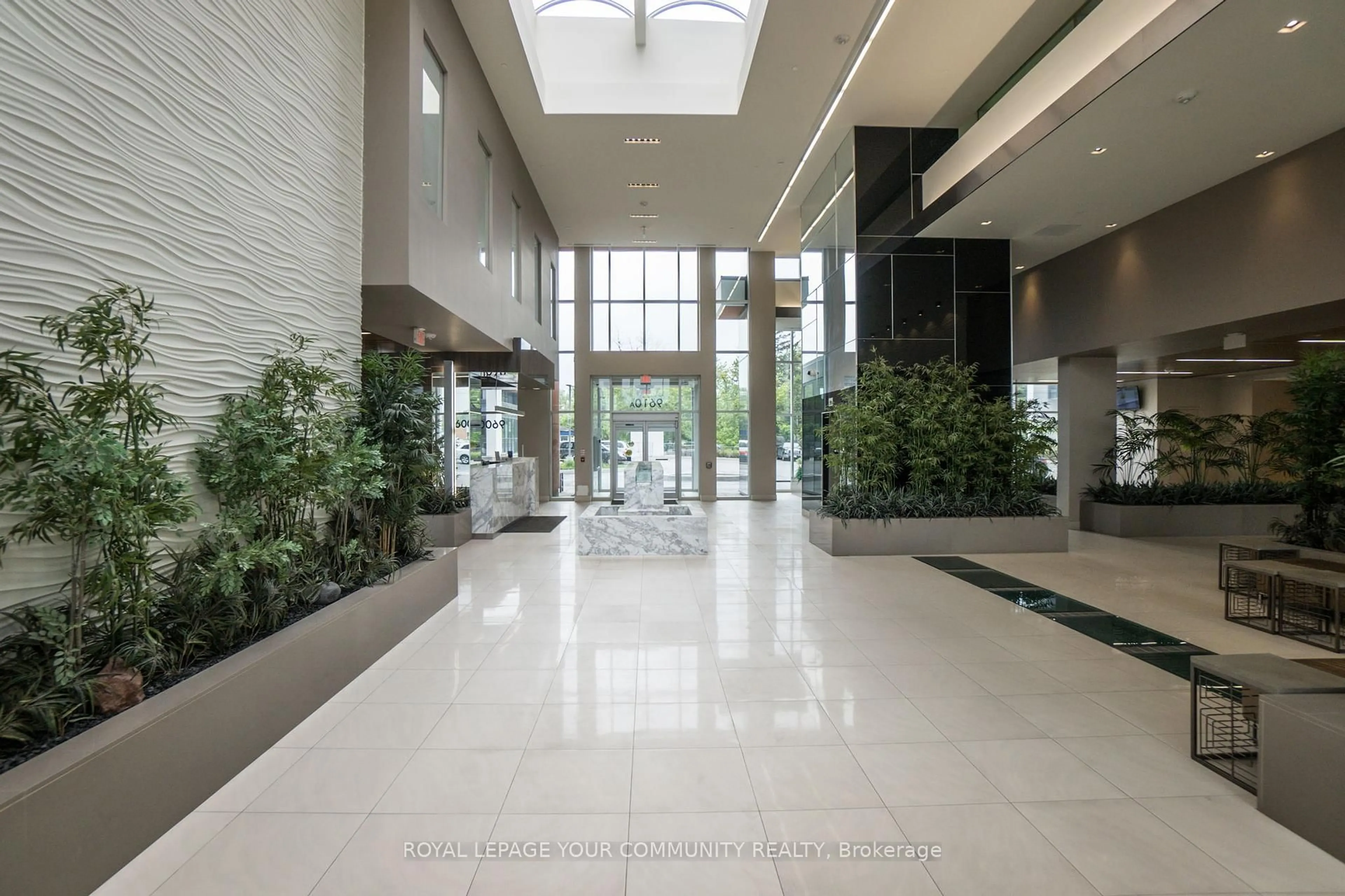 Indoor foyer for 9600 Yonge St #1108, Richmond Hill Ontario L4C 1V6