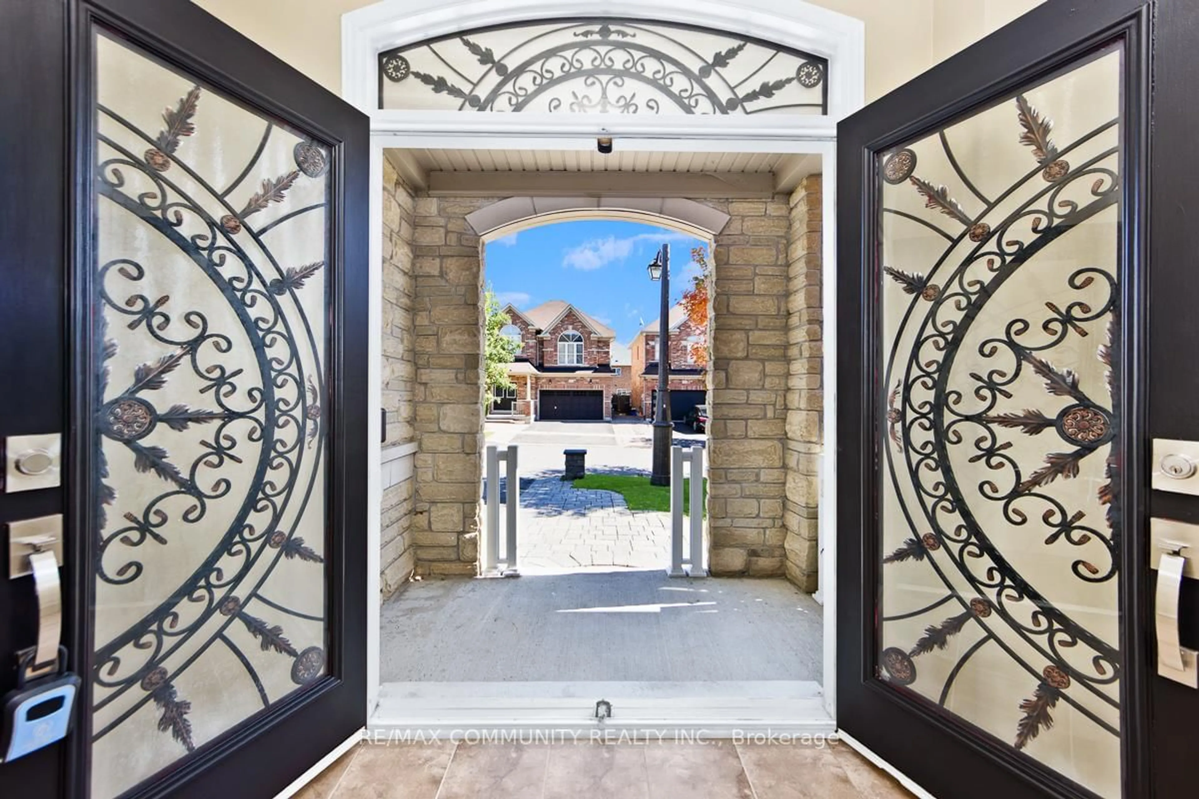 Indoor entryway for 167 Jonas Millway, Whitchurch-Stouffville Ontario L4A 0M9