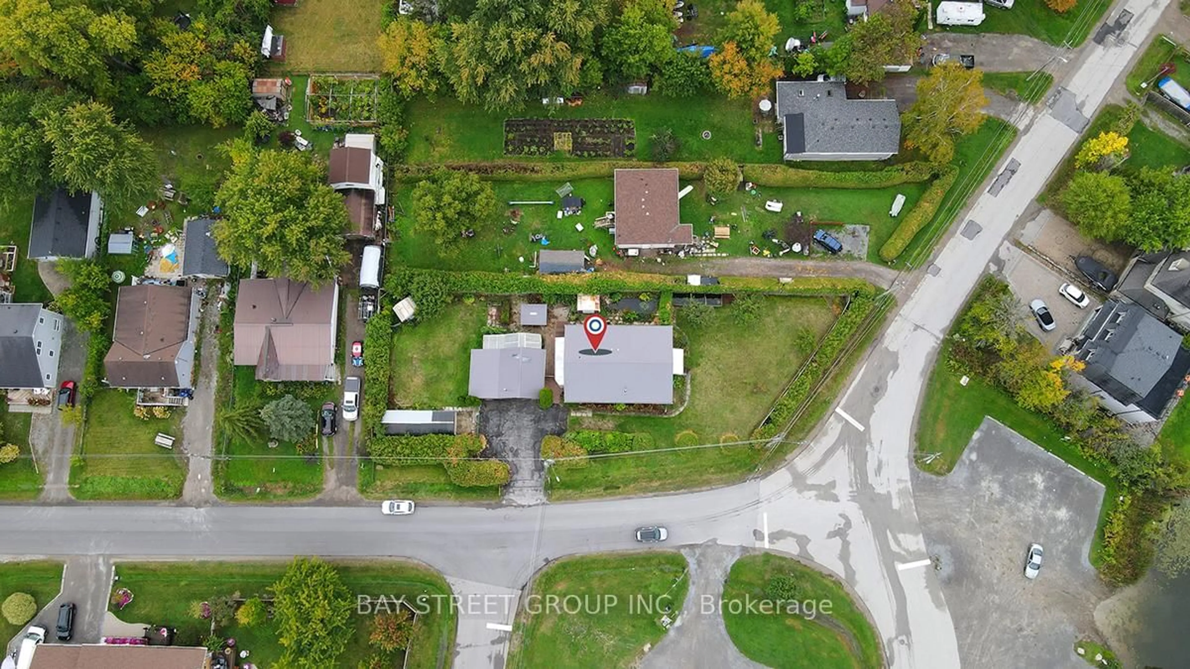 A pic from outside/outdoor area/front of a property/back of a property/a pic from drone, street for 381 Walter Dr, Georgina Ontario L4P 3A8