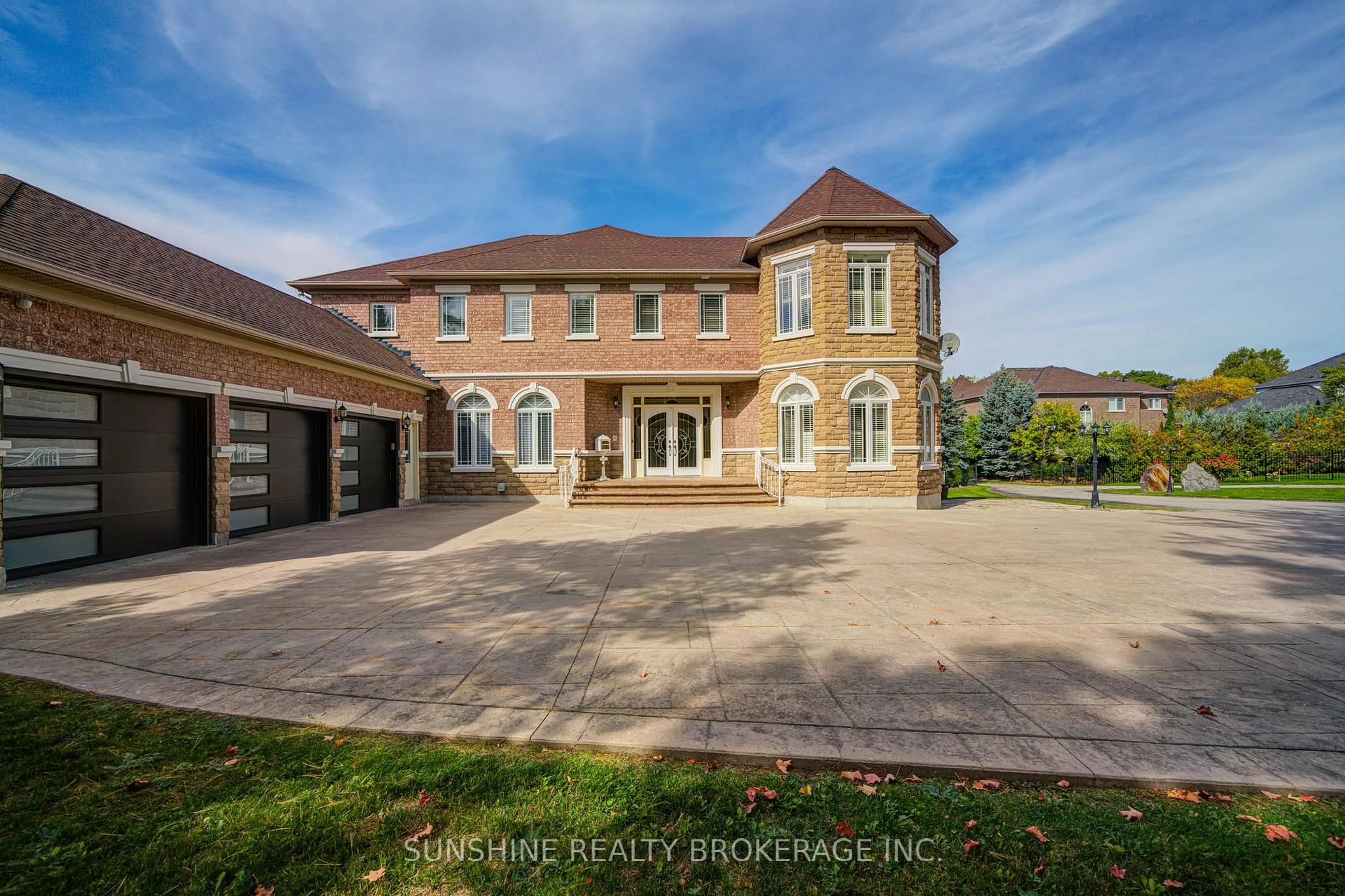 A pic from outside/outdoor area/front of a property/back of a property/a pic from drone, street for 19 Aspen Leaf Crt, Aurora Ontario L4G 7T3