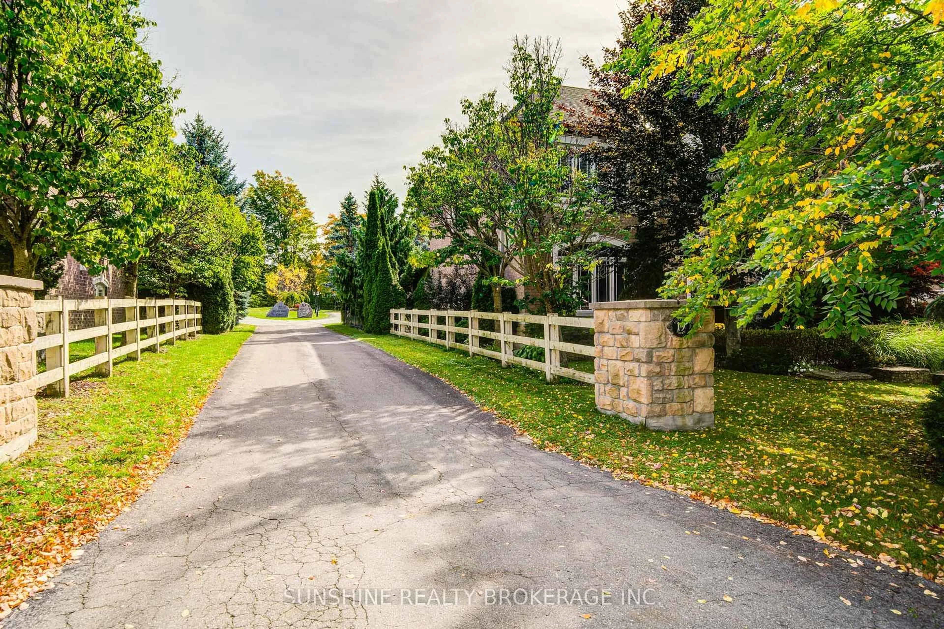 A pic from outside/outdoor area/front of a property/back of a property/a pic from drone, street for 19 Aspen Leaf Crt, Aurora Ontario L4G 7T3