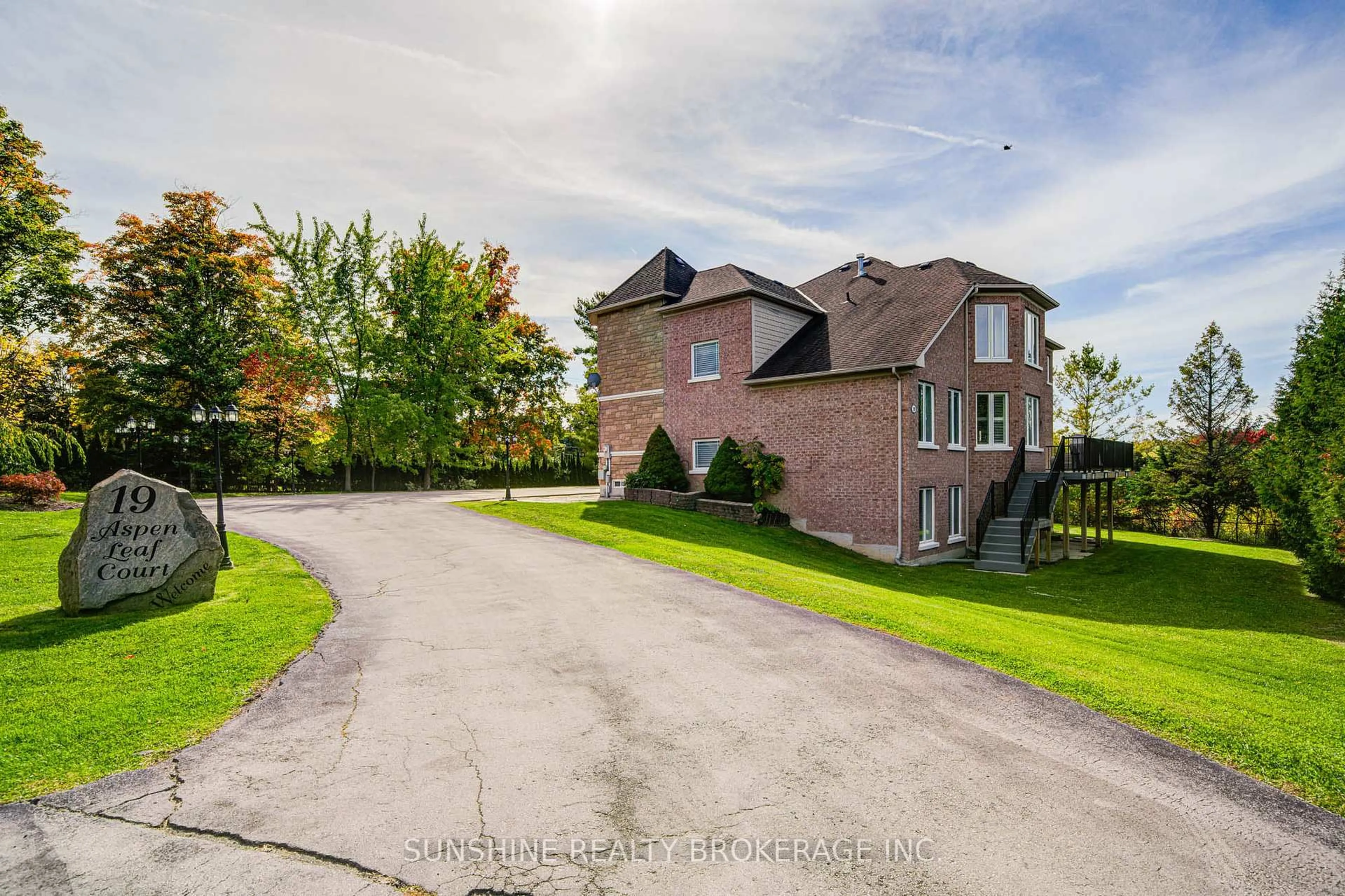 A pic from outside/outdoor area/front of a property/back of a property/a pic from drone, street for 19 Aspen Leaf Crt, Aurora Ontario L4G 7T3