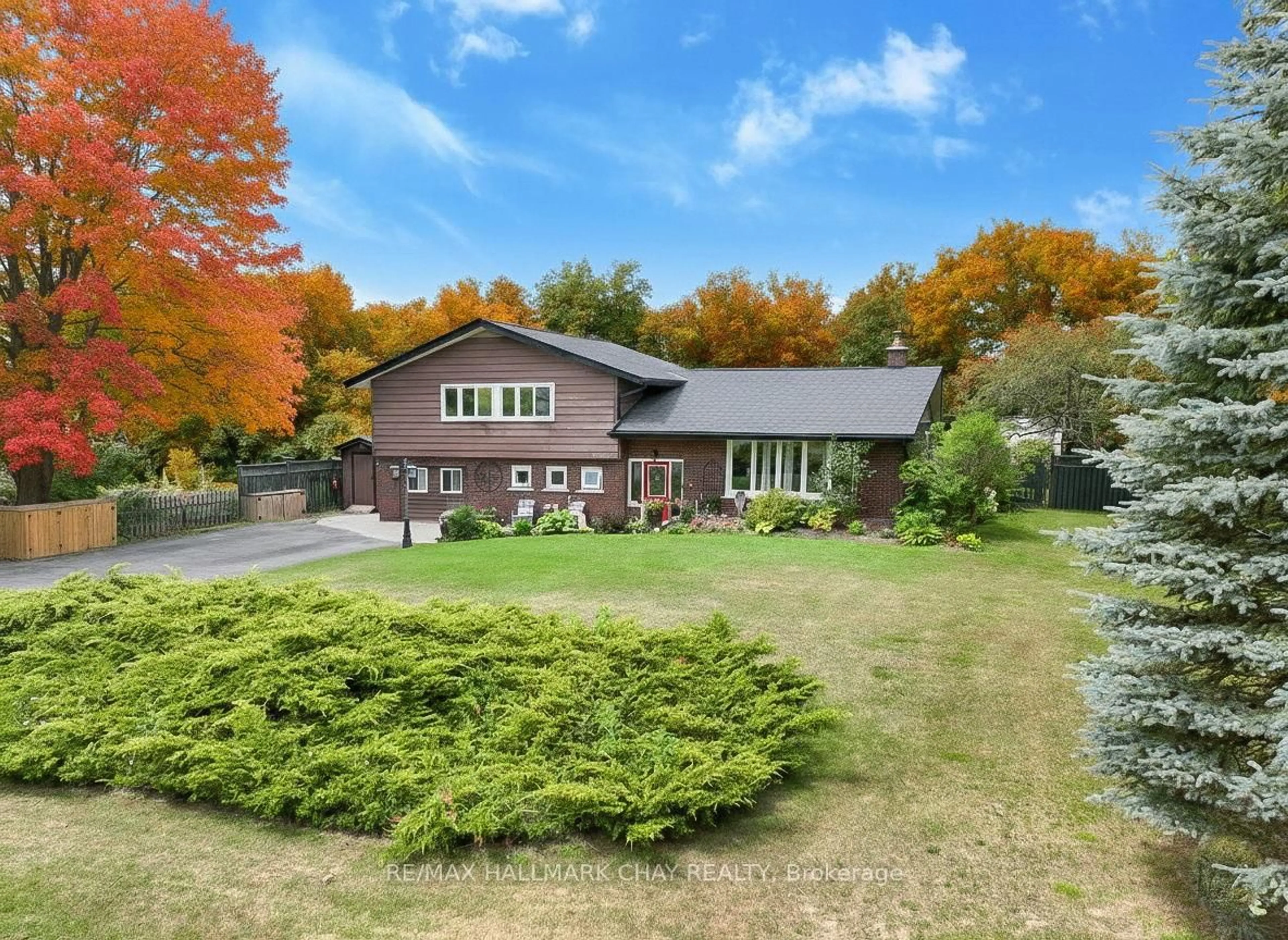 A pic from outside/outdoor area/front of a property/back of a property/a pic from drone, unknown for 636 Victoria St, New Tecumseth Ontario L9R 1K1