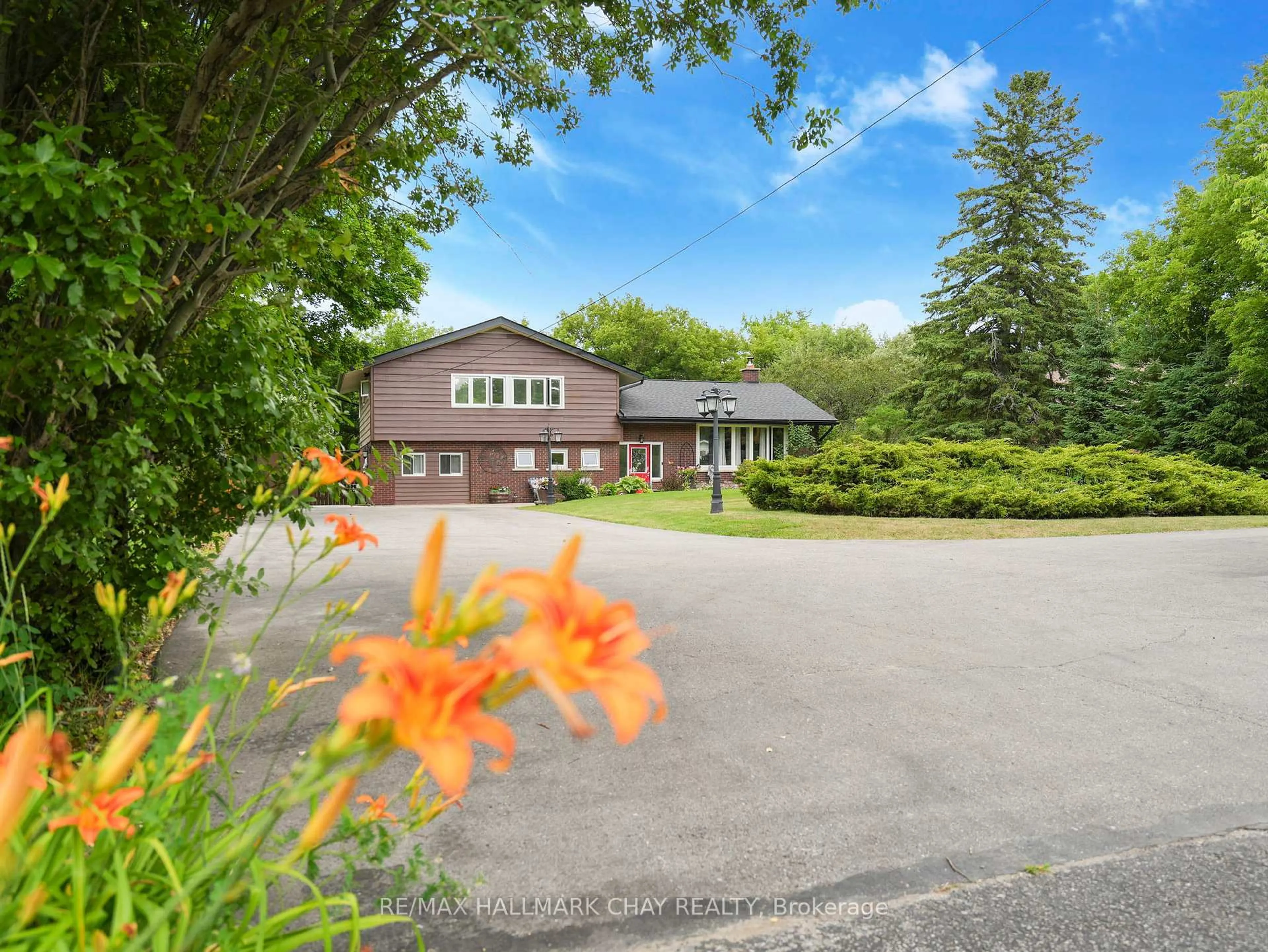 A pic from outside/outdoor area/front of a property/back of a property/a pic from drone, unknown for 636 Victoria St, New Tecumseth Ontario L9R 1K1