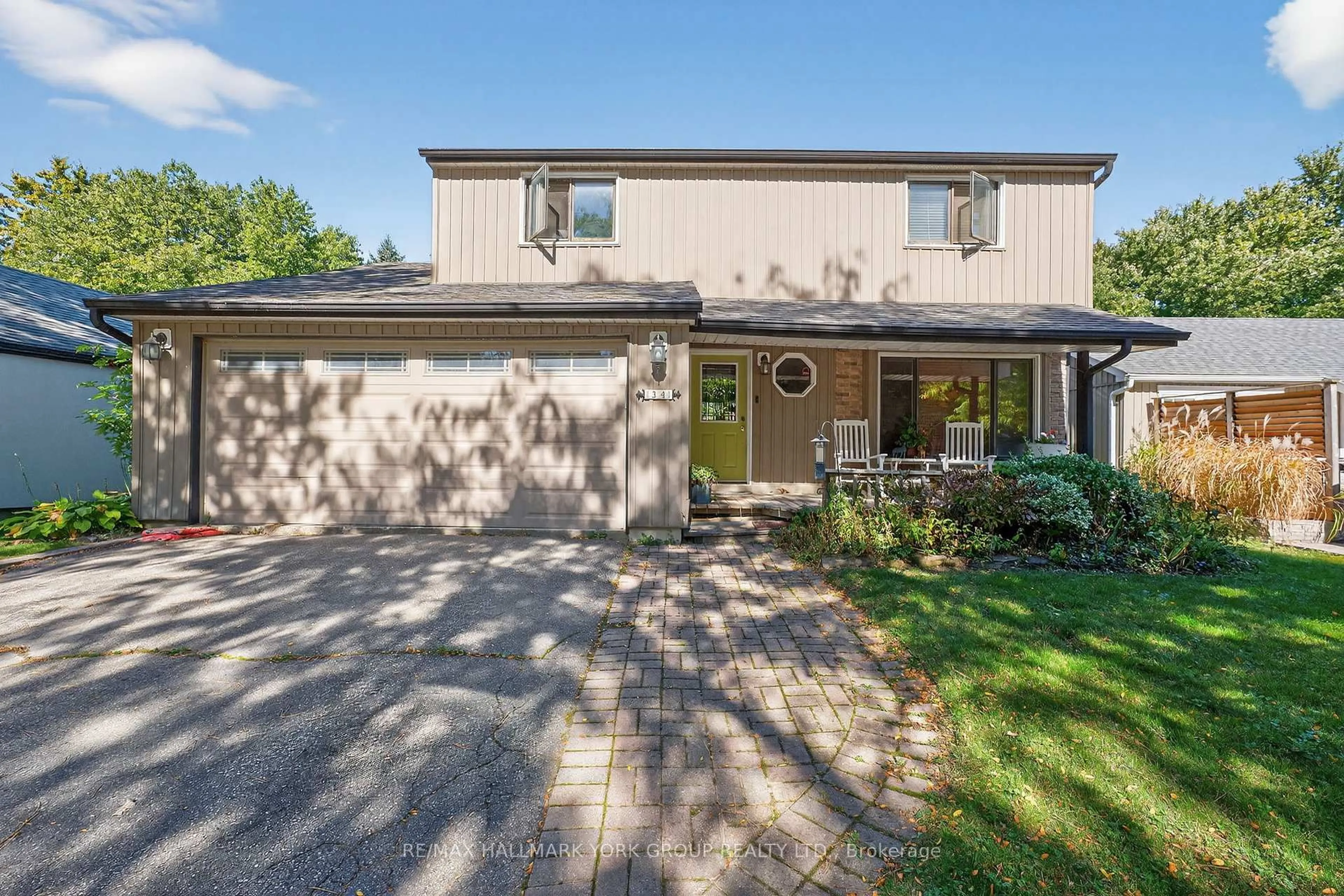 Home with vinyl exterior material, street for 34 Pegg's Cres, East Gwillimbury Ontario L9N 1B3