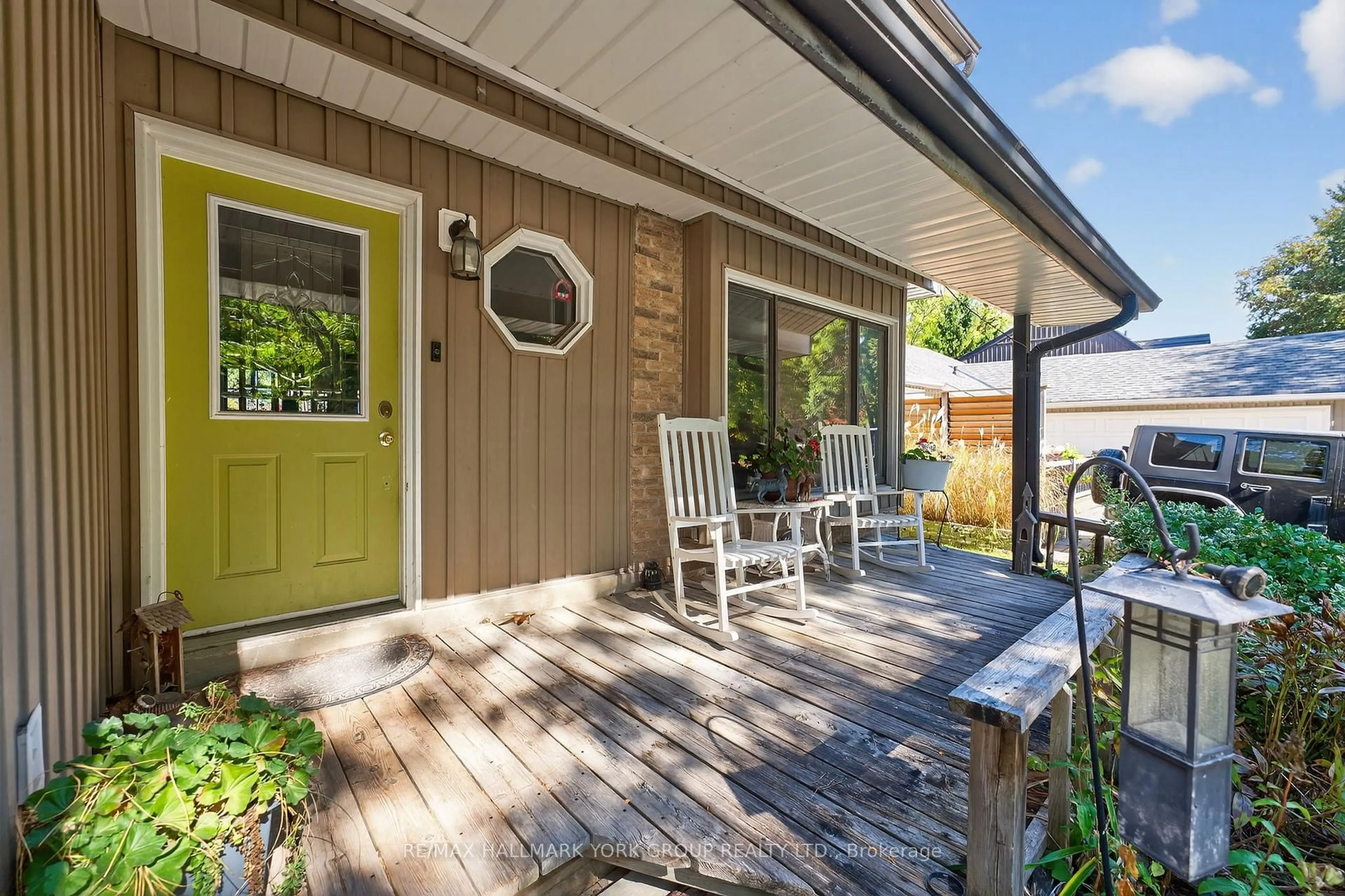 Patio, street for 34 Pegg's Cres, East Gwillimbury Ontario L9N 1B3