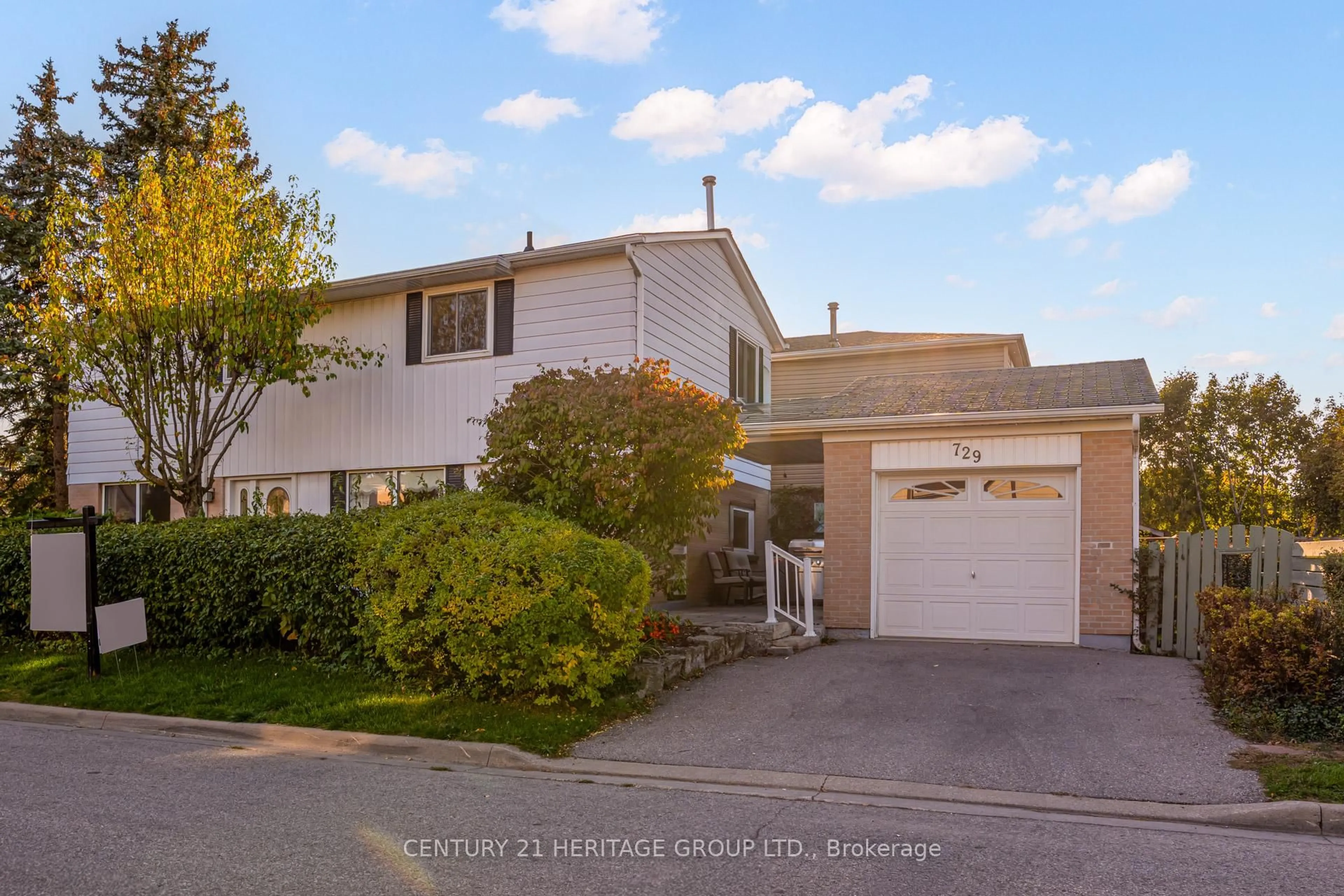A pic from outside/outdoor area/front of a property/back of a property/a pic from drone, street for 729 Beman Dr, Newmarket Ontario L3Y 4Z3