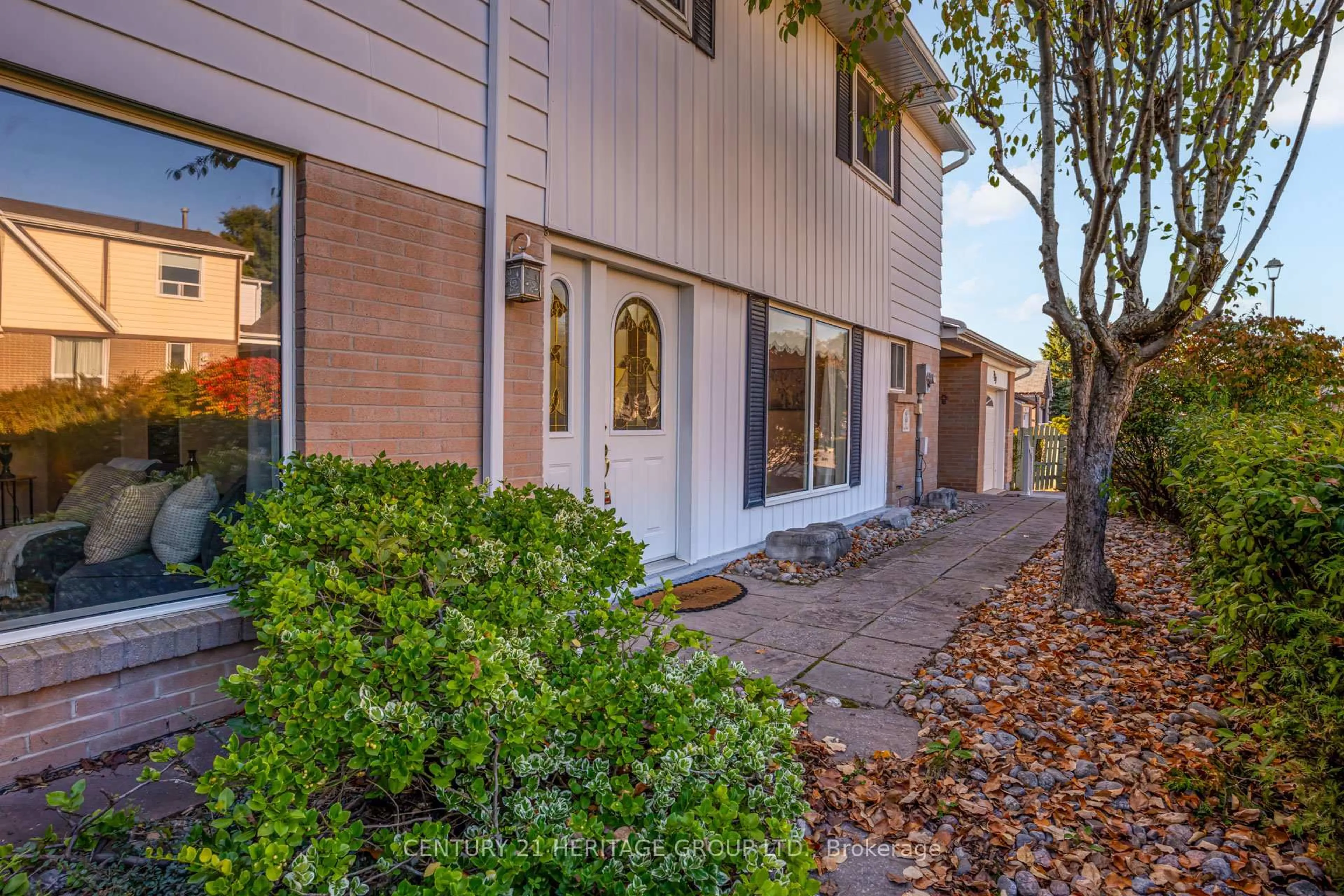 Patio, street for 729 Beman Dr, Newmarket Ontario L3Y 4Z3