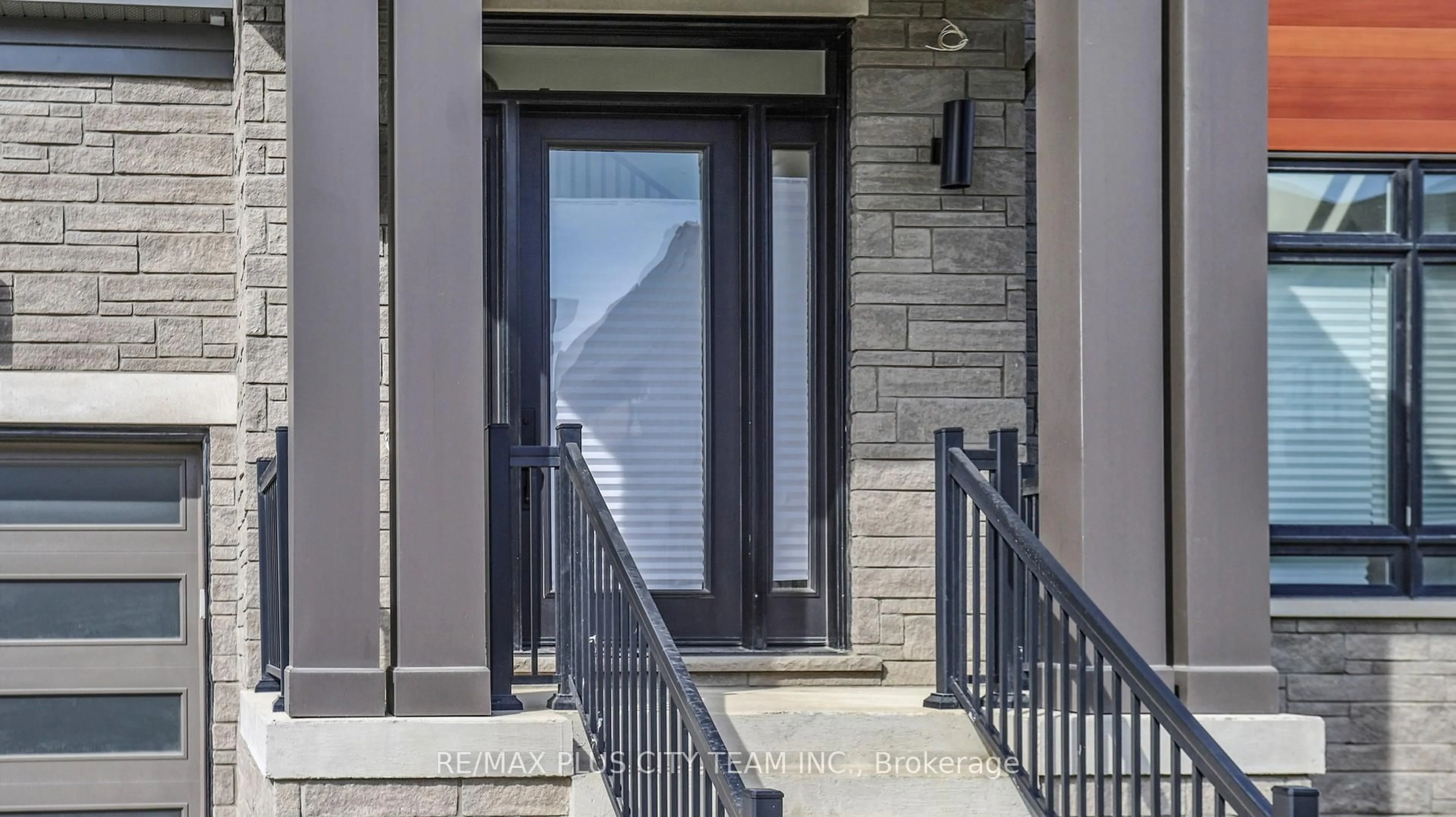 Indoor entryway for 8 SAXBY FARM Ave, King Ontario L7B 0T1