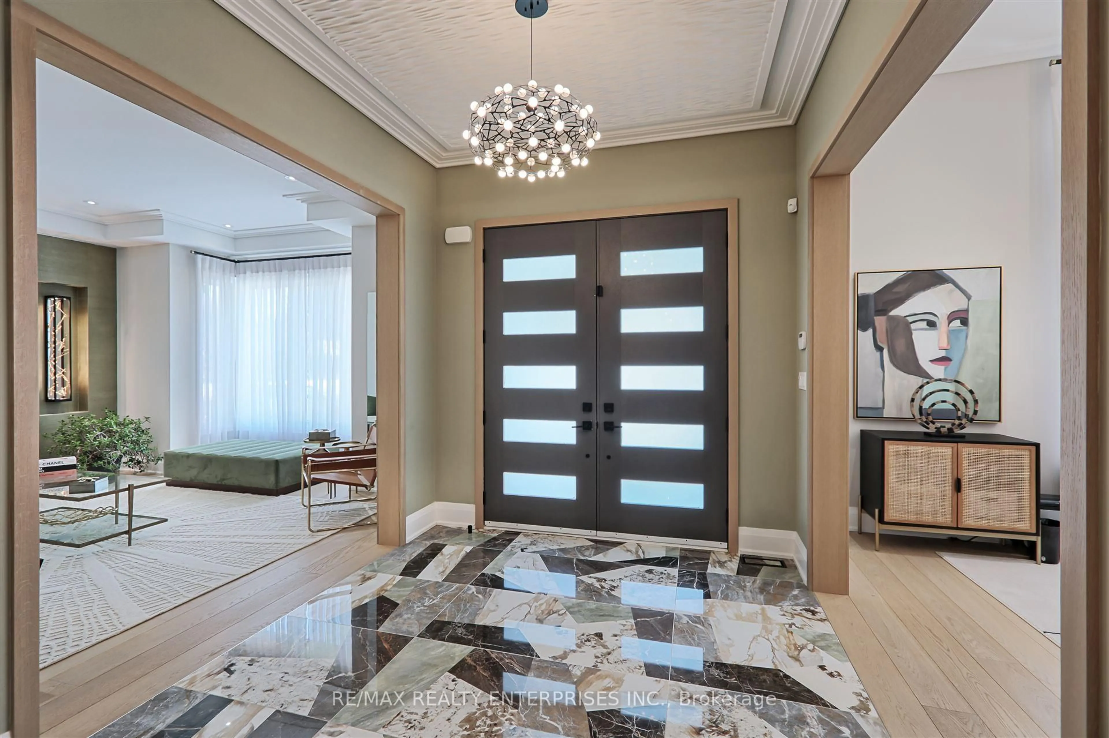Indoor foyer for 500 Warren Rd, King Ontario L7B 1C4