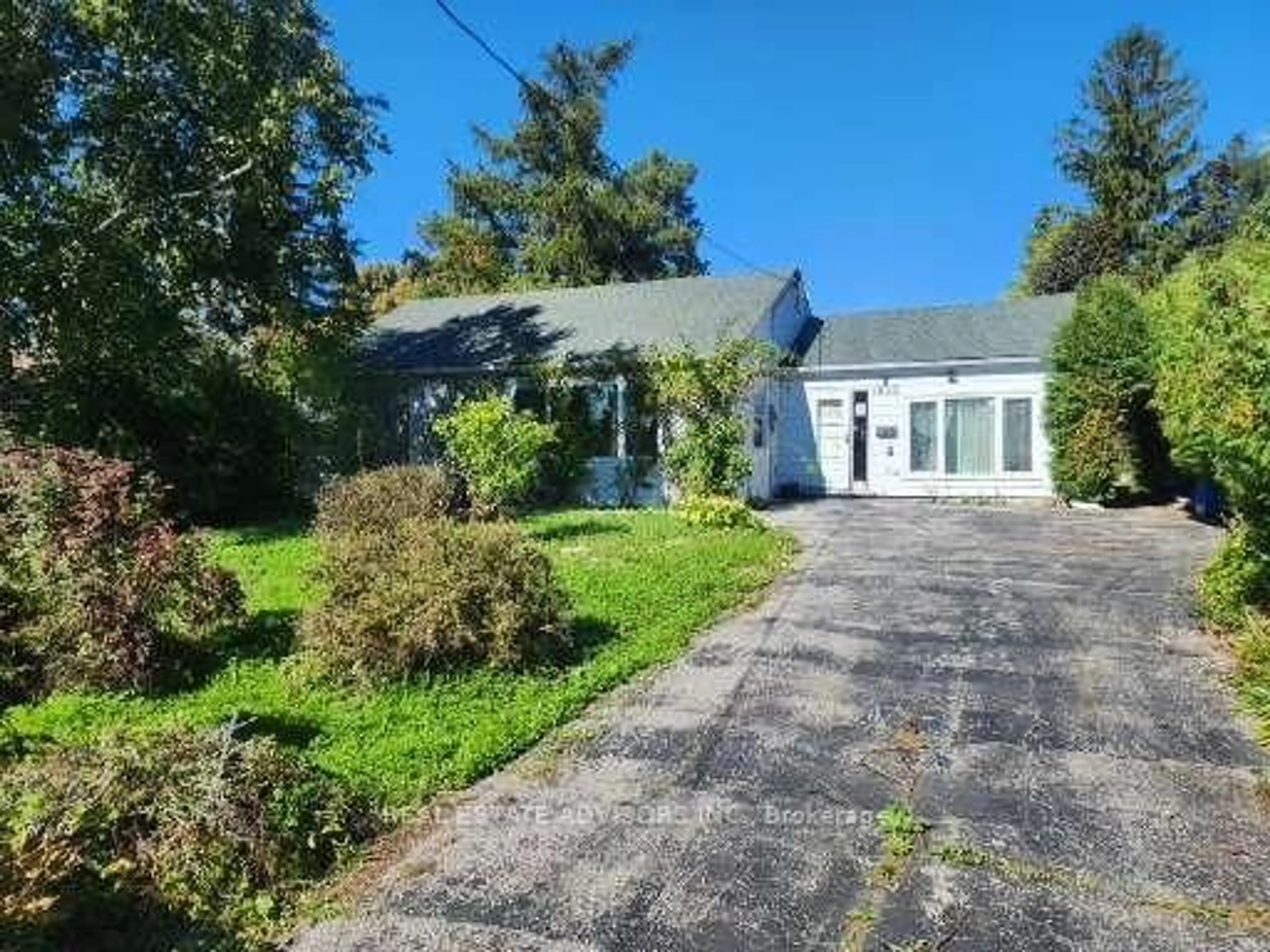 A pic from outside/outdoor area/front of a property/back of a property/a pic from drone, street for 1035 Gorham St, Newmarket Ontario L3Y 5G9