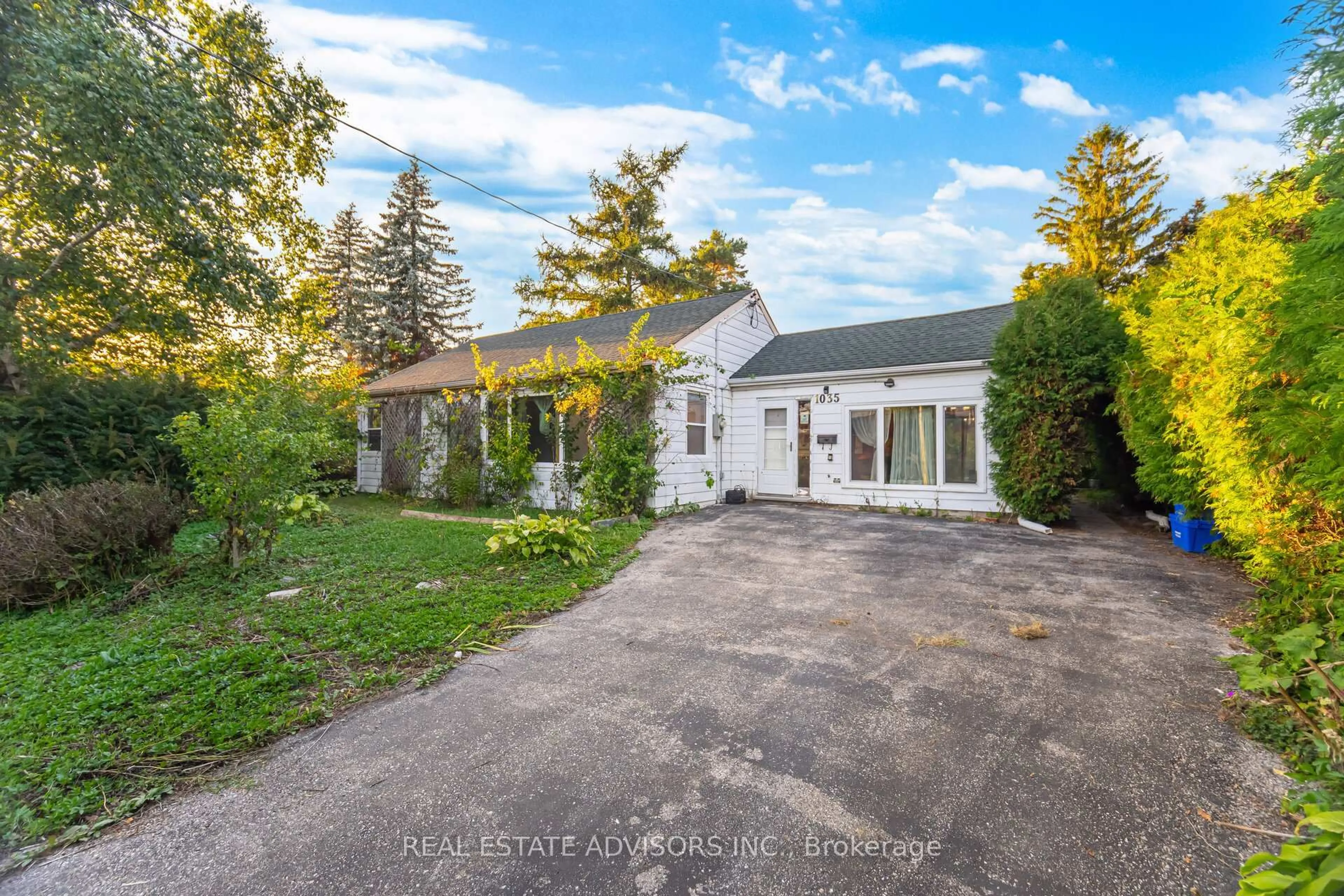 A pic from outside/outdoor area/front of a property/back of a property/a pic from drone, street for 1035 Gorham St, Newmarket Ontario L3Y 5G9