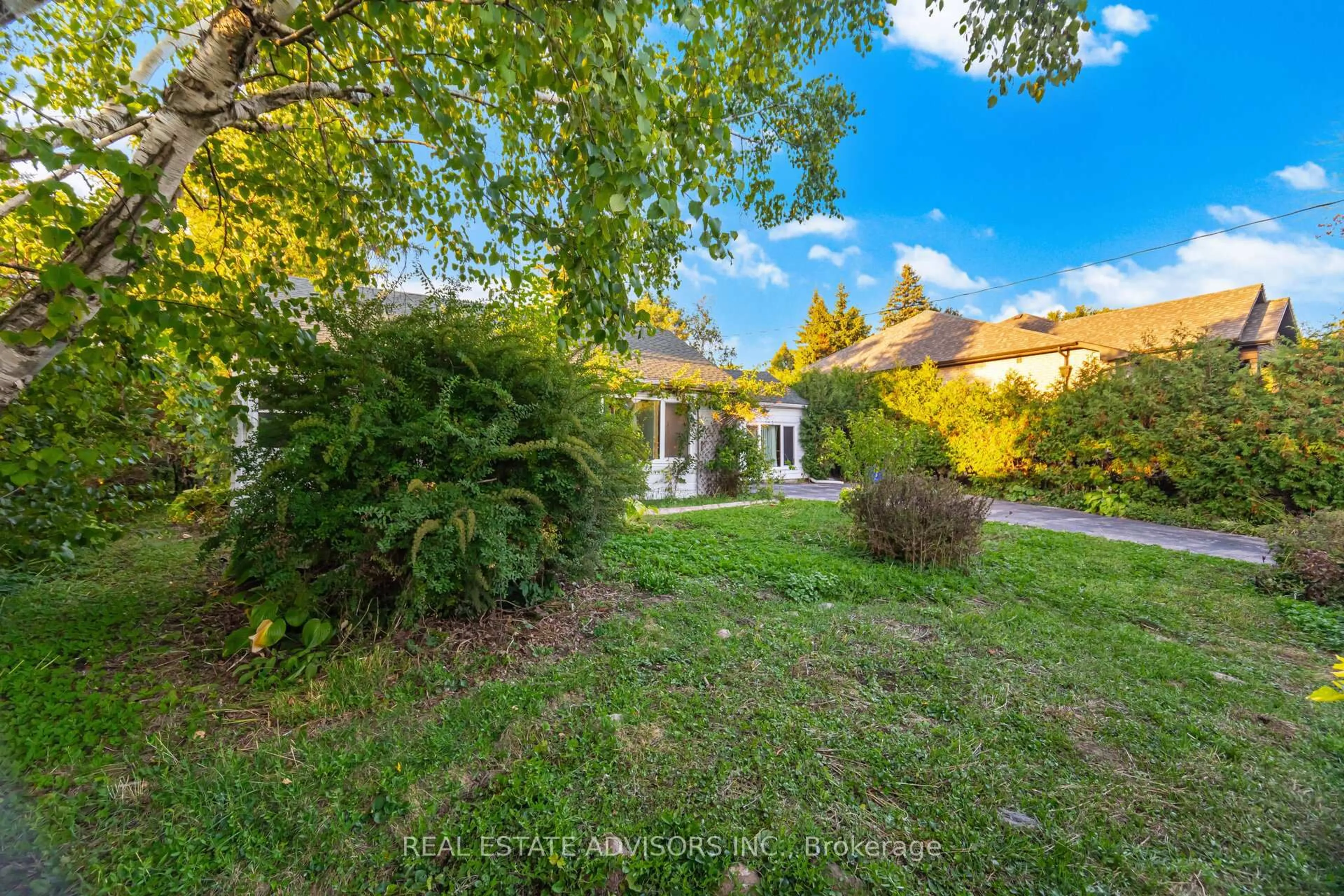 A pic from outside/outdoor area/front of a property/back of a property/a pic from drone, street for 1035 Gorham St, Newmarket Ontario L3Y 5G9