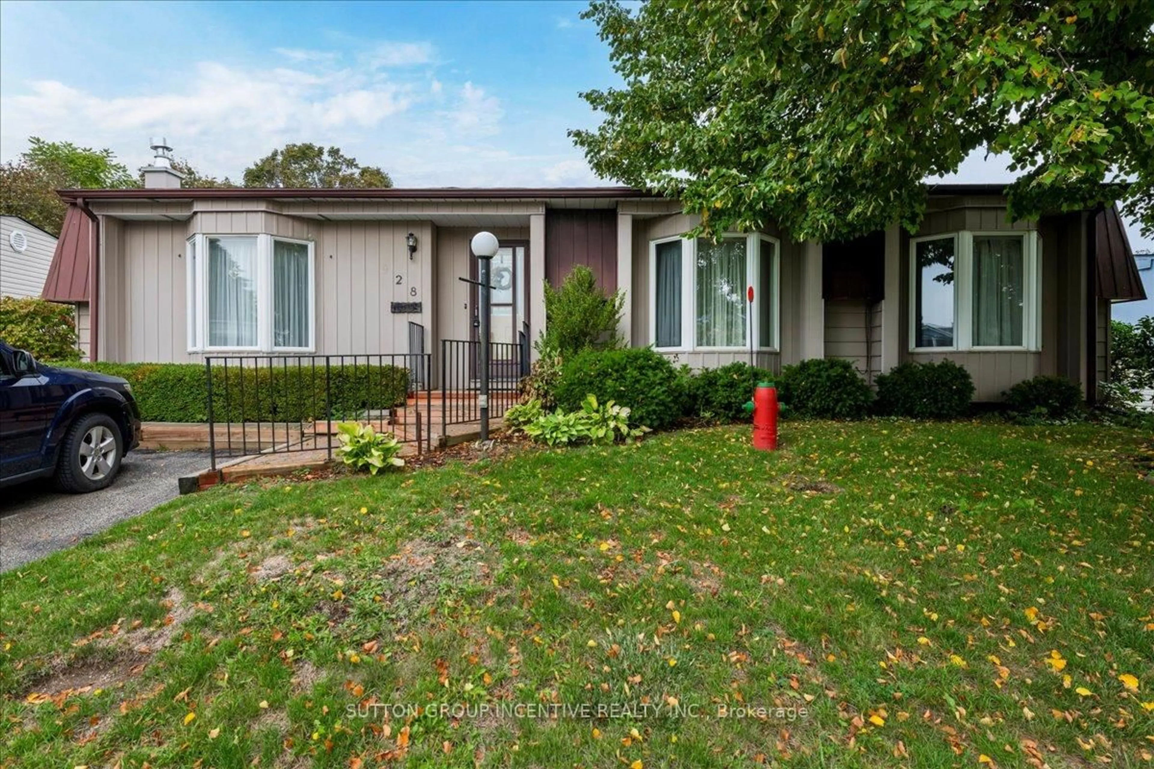 Home with vinyl exterior material, street for 28 Linden Lane, Innisfil Ontario L9S 1N8