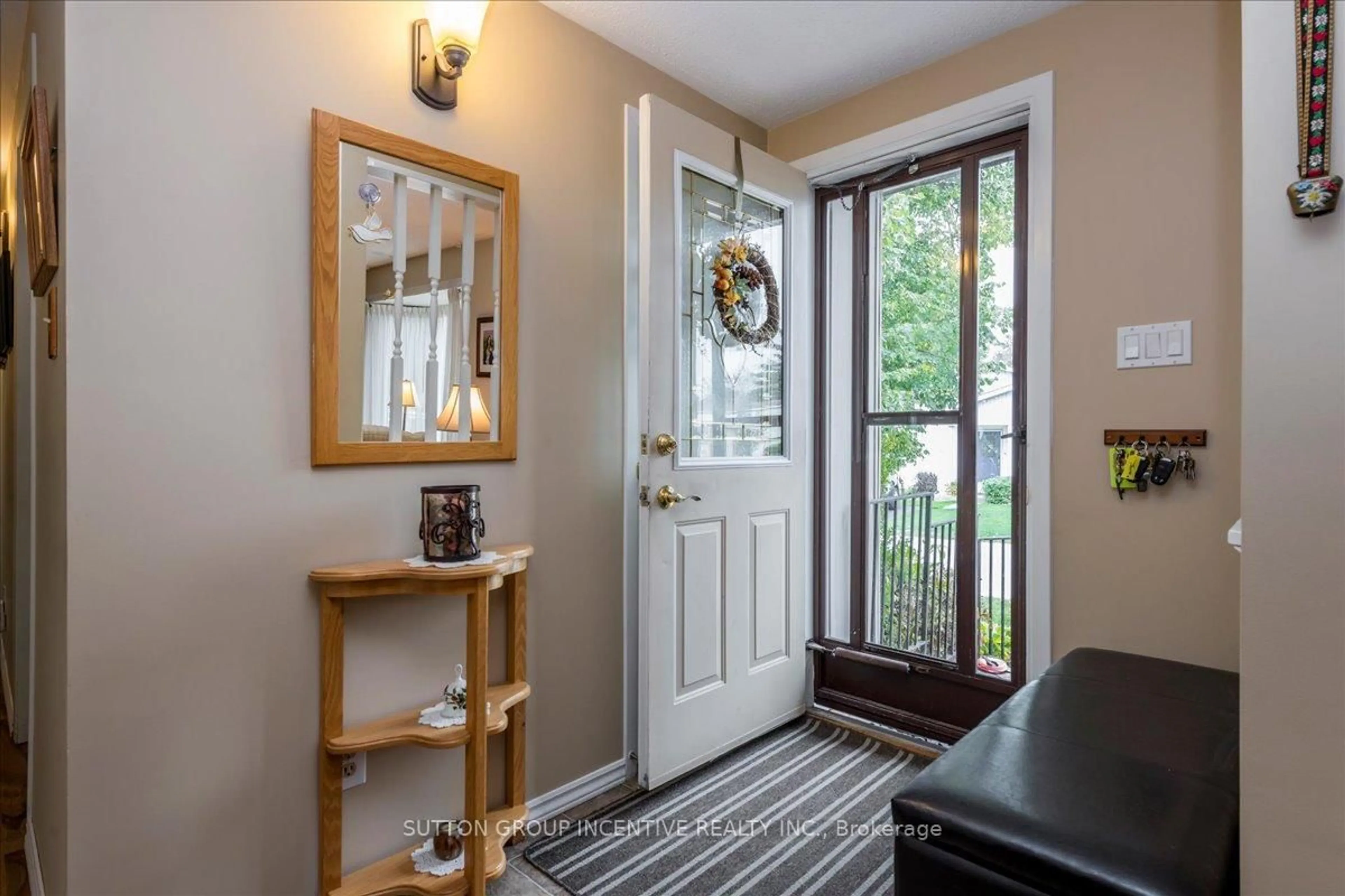 Indoor entryway for 28 Linden Lane, Innisfil Ontario L9S 1N8