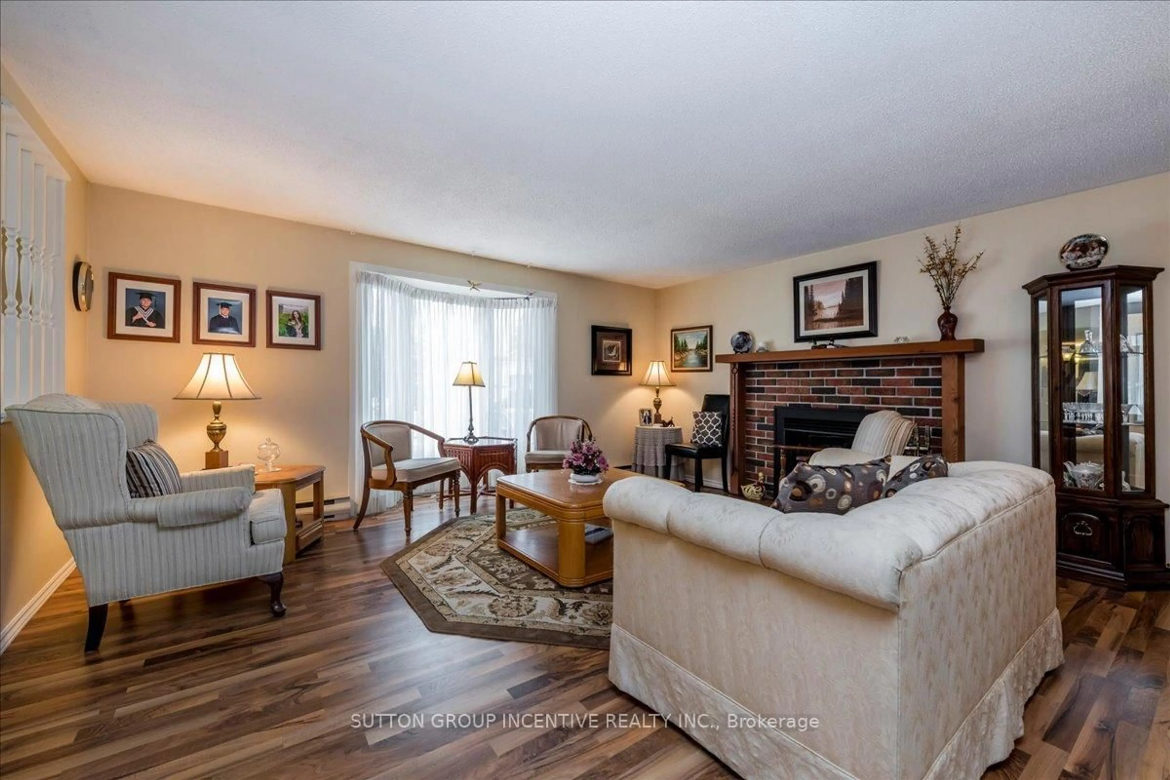 Living room with furniture, unknown for 28 Linden Lane, Innisfil Ontario L9S 1N8