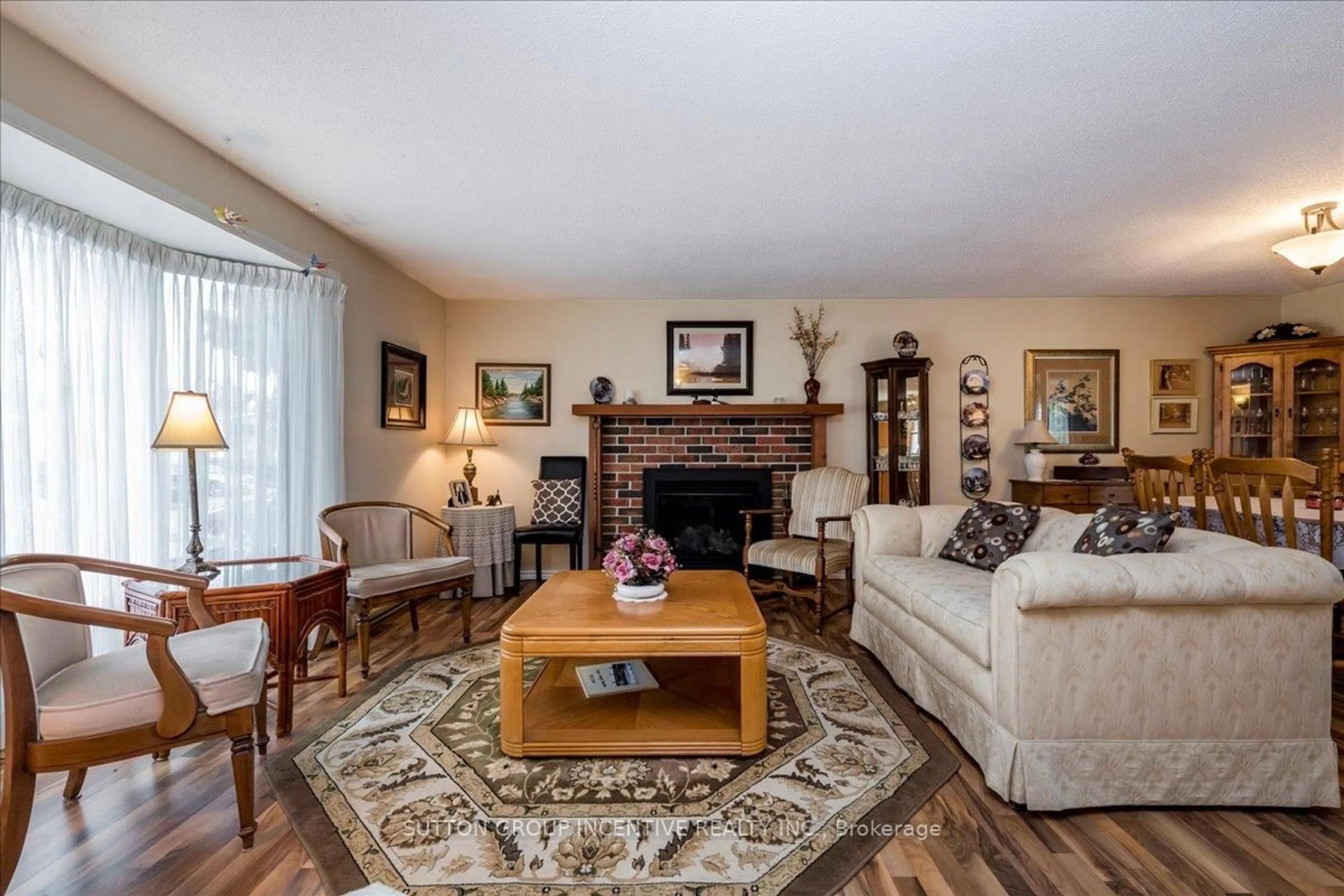 Living room with furniture, unknown for 28 Linden Lane, Innisfil Ontario L9S 1N8