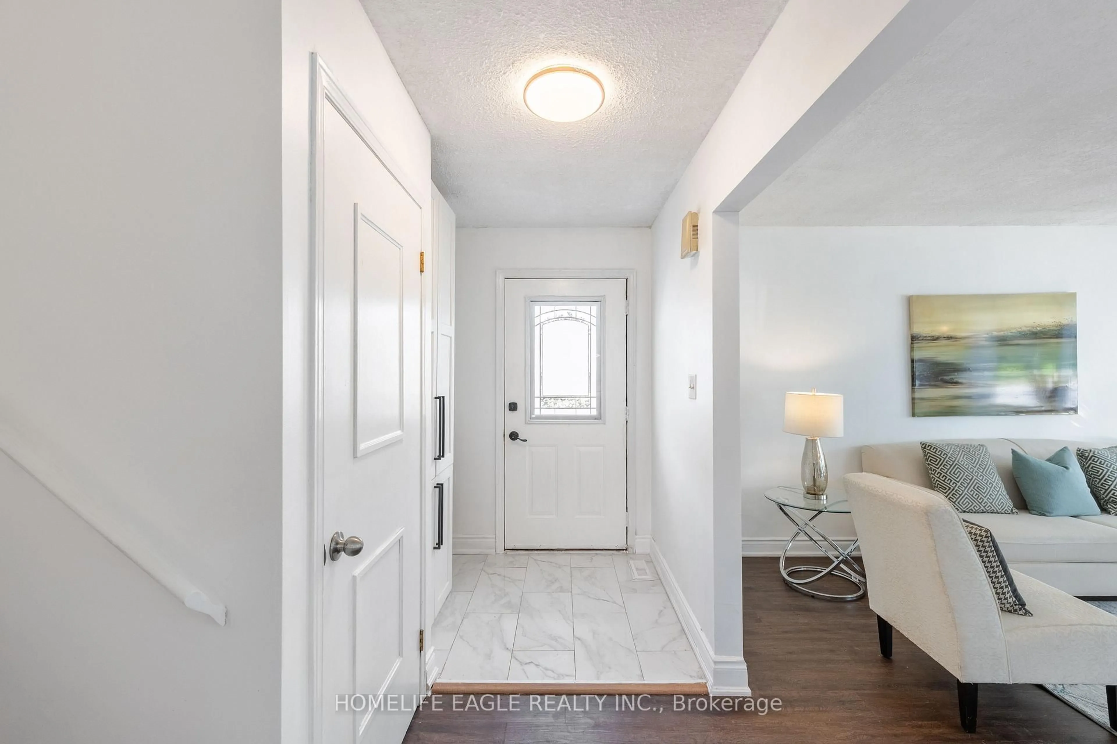 Indoor entryway for 23 Maurino Crt, Bradford West Gwillimbury Ontario L3Z 1S6