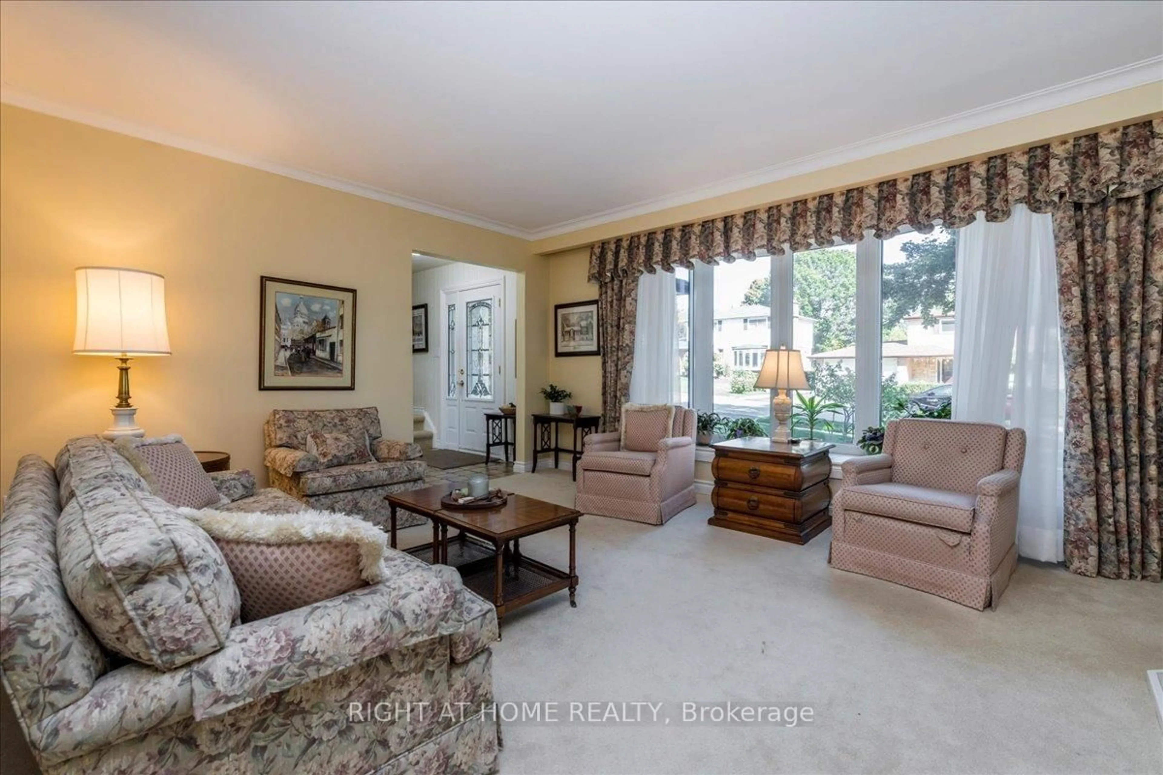 Living room with furniture, unknown for 140 Orsi Dr, Newmarket Ontario L3Y 3H6