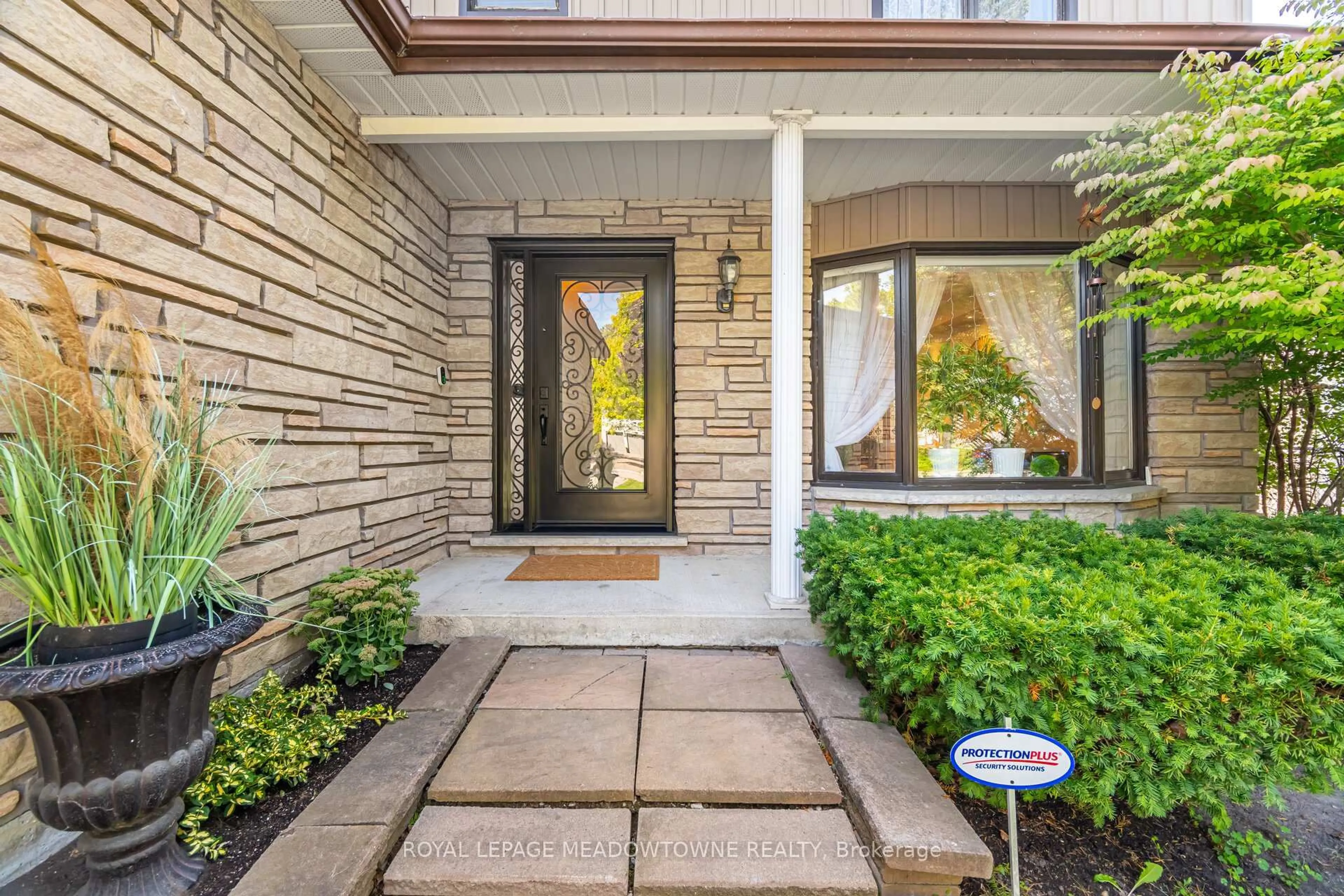 Indoor entryway for 6 Hollis Cres, East Gwillimbury Ontario L9N 1E7