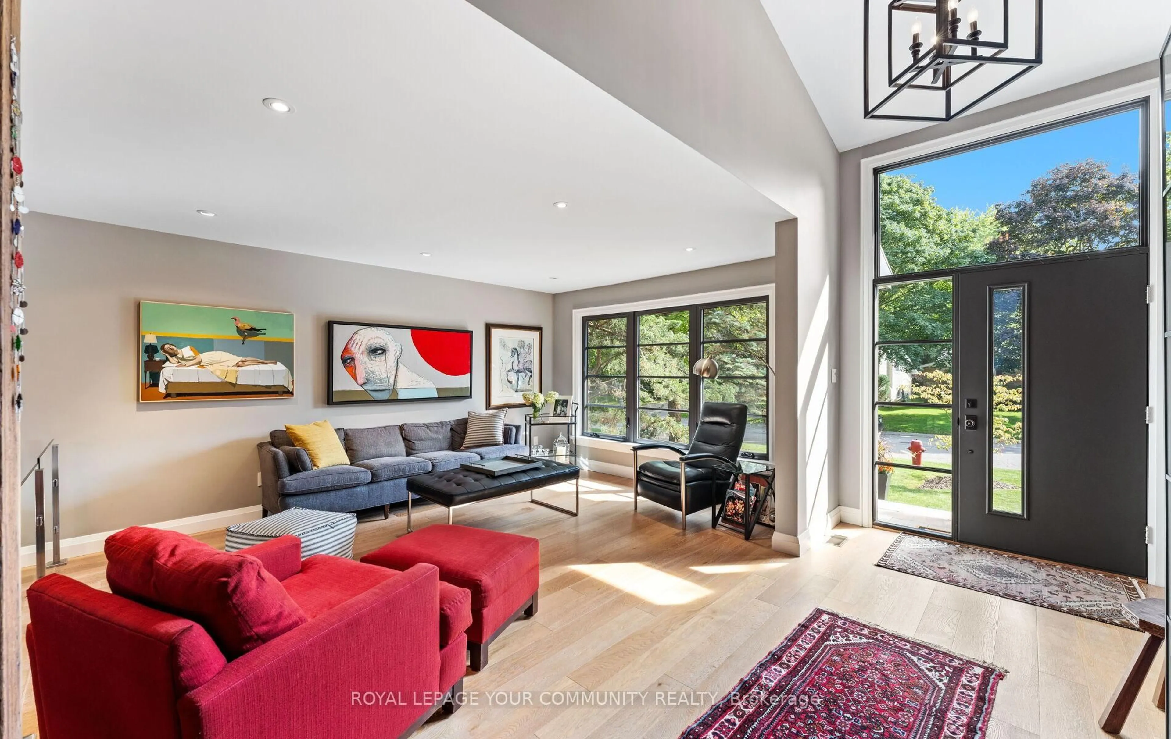 Living room with furniture, unknown for 12 Glenview Dr, Aurora Ontario L4G 2G8