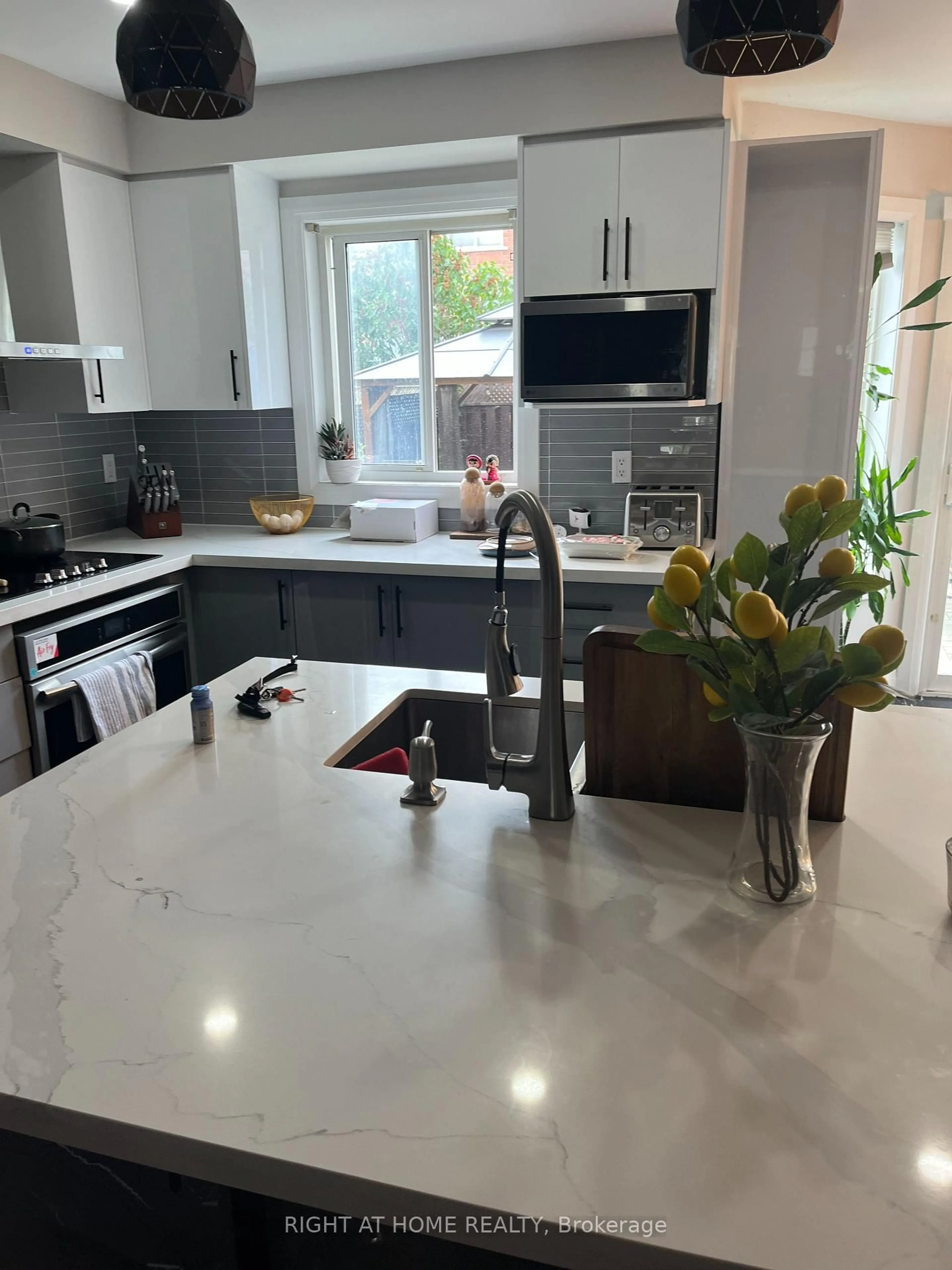 Open concept kitchen, ceramic/tile floor for 26 Bluewater Tr, Vaughan Ontario L6A 3G5