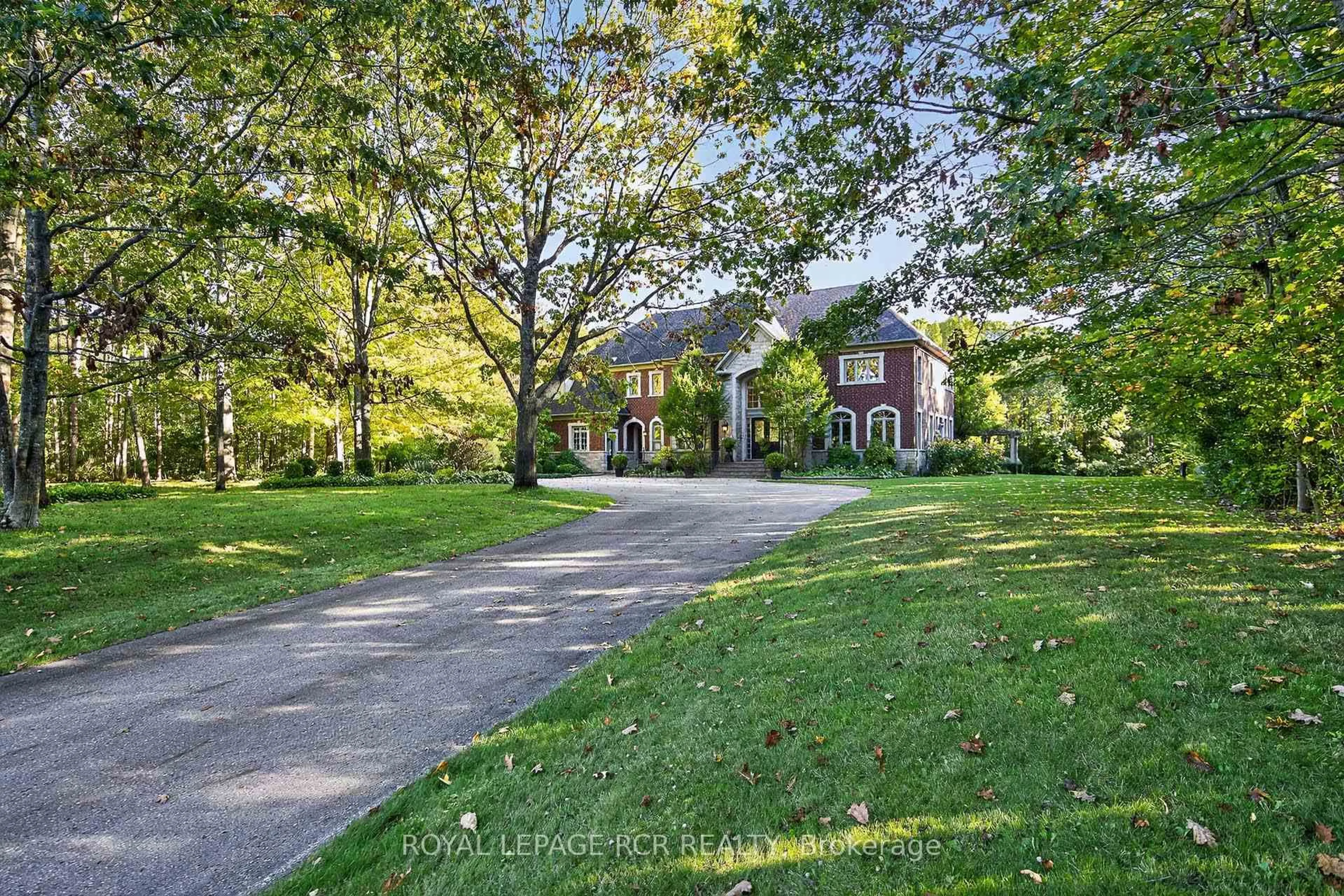 A pic from outside/outdoor area/front of a property/back of a property/a pic from drone, street for 7 Deer Ru, Uxbridge Ontario L9P 1R4