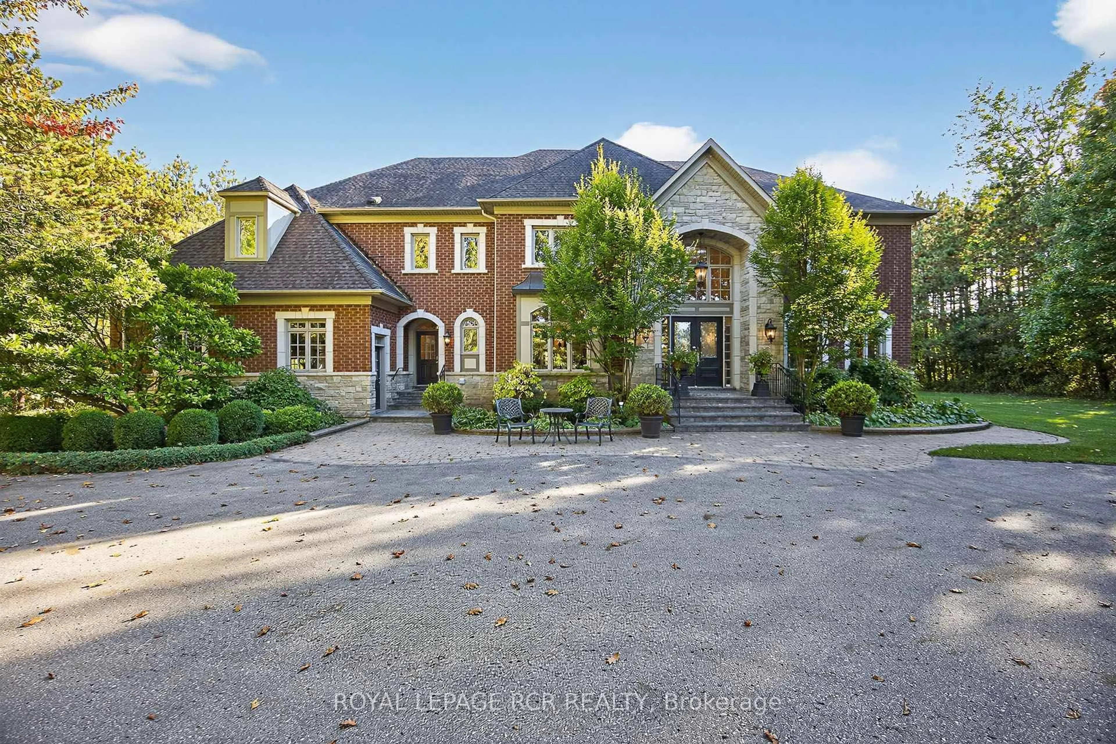A pic from outside/outdoor area/front of a property/back of a property/a pic from drone, street for 7 Deer Ru, Uxbridge Ontario L9P 1R4