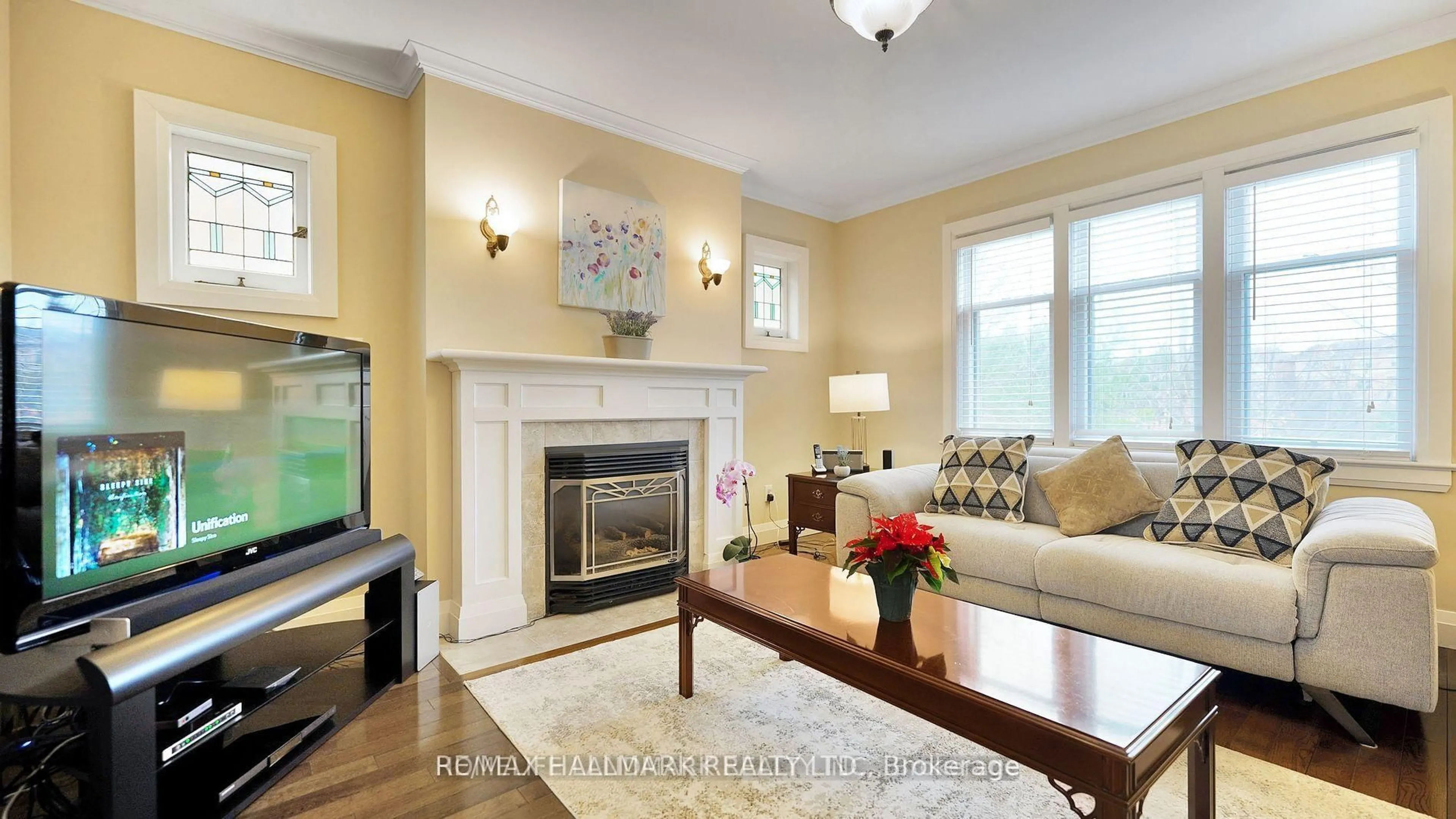Living room with furniture, unknown for 33 Artisan Tr, Markham Ontario L6C 3C6