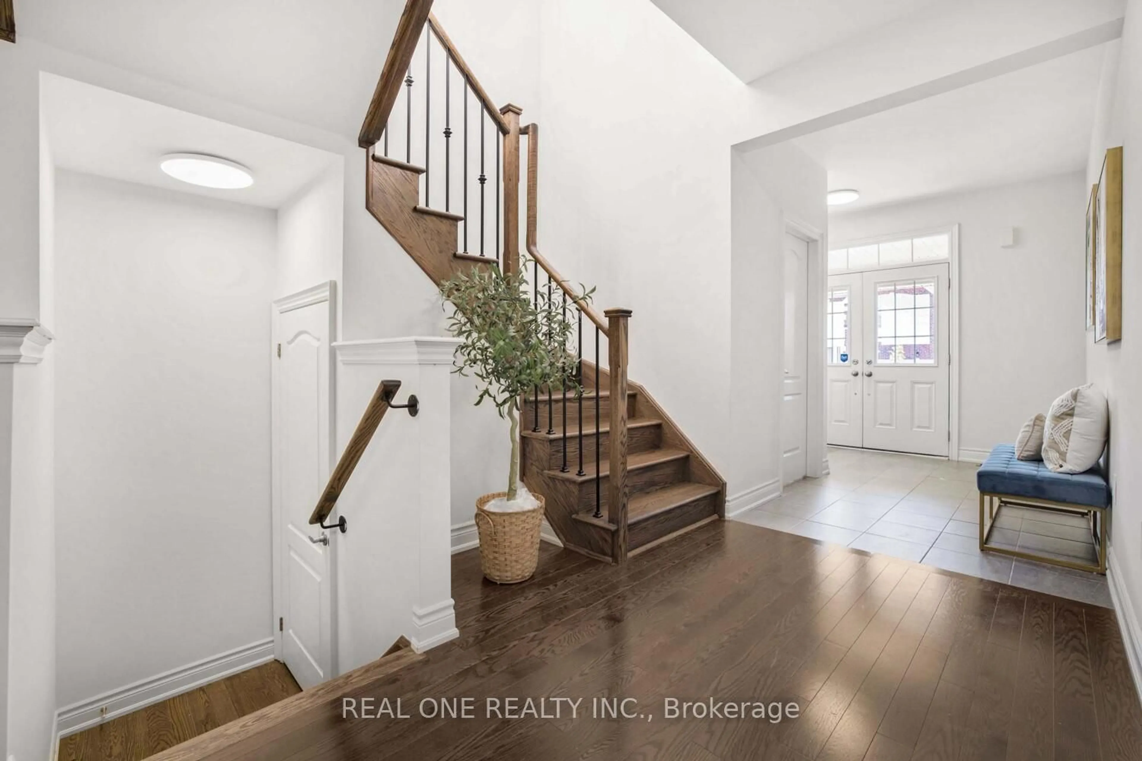 Indoor entryway for 24 Larkfield Cres, East Gwillimbury Ontario L9N 0P7